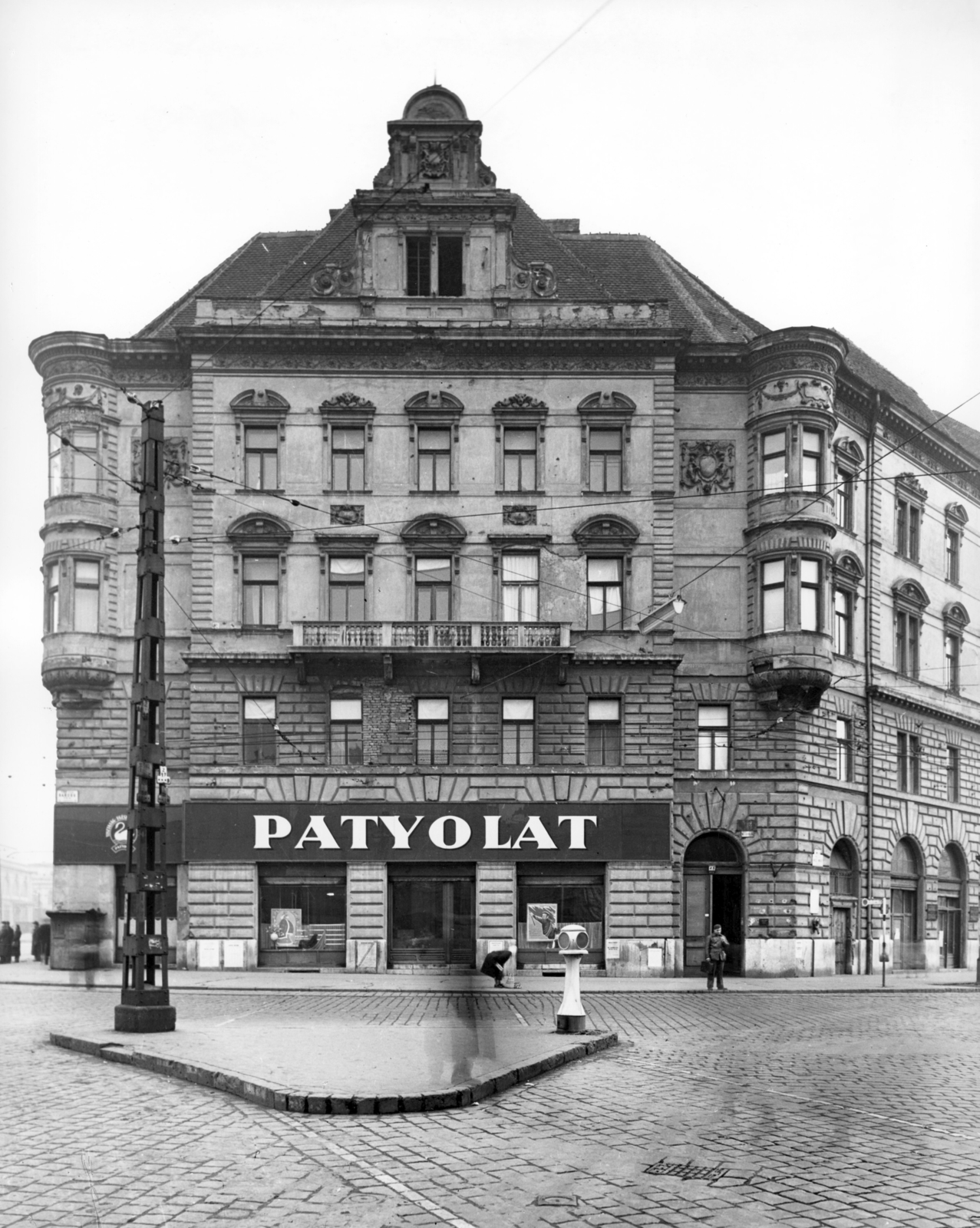 Magyarország, Budapest VIII., Baross tér 4-5., Fiumei (Mező Imre) út sarok. A kép forrását kérjük így adja meg: Fortepan / Budapest Főváros Levéltára. Levéltári jelzet: HU_BFL_XV_19_c_11, 1958, Budapest Főváros Levéltára / Városrendezési és Építészeti Osztályának fényképei, Vadas Ernő, Budapest, csibilámpa, Patyolat Vállalat, sarokház, zárterkély, bérház, üzletportál, Fortepan #102783