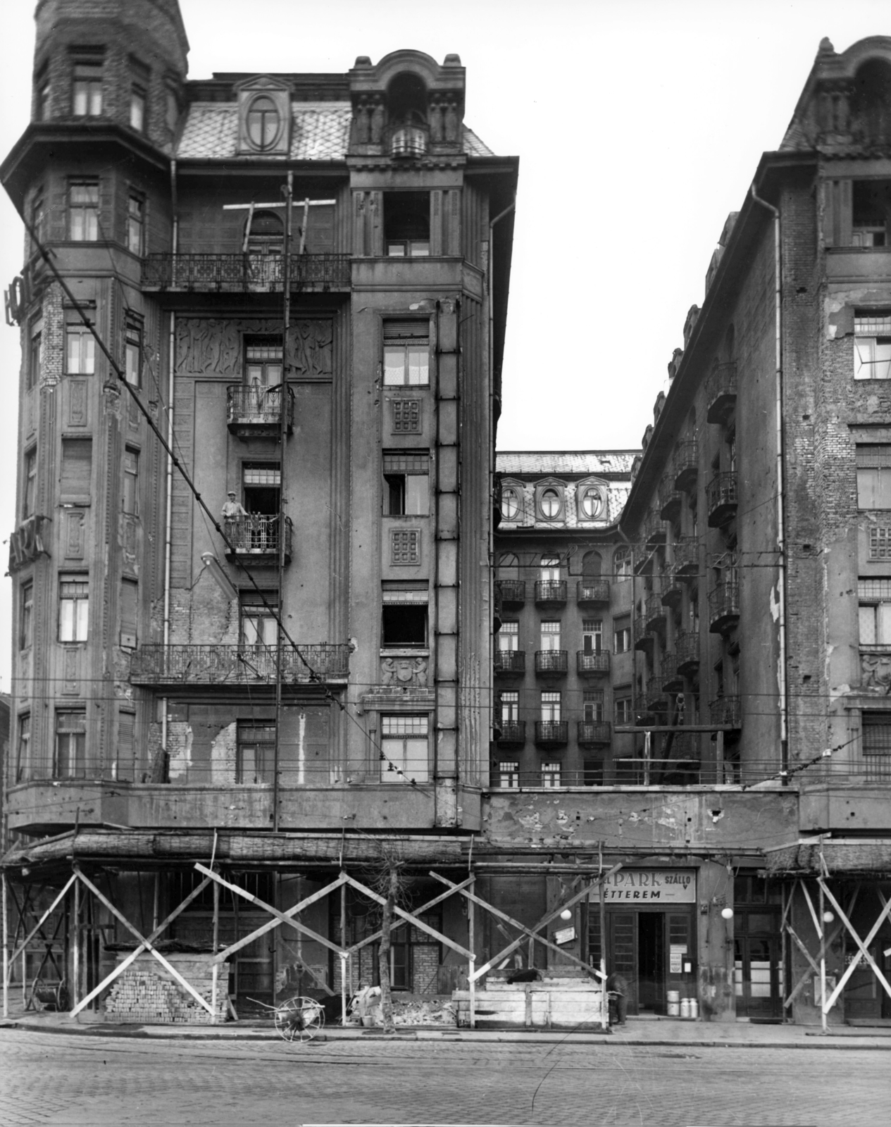 Magyarország, Budapest VIII., Baross tér 10., Festetics György utca sarok, Park Szálló. A kép forrását kérjük így adja meg: Fortepan / Budapest Főváros Levéltára. Levéltári jelzet: HU_BFL_XV_19_c_11, 1958, Budapest Főváros Levéltára / Városrendezési és Építészeti Osztályának fényképei, Vadas Ernő, szálloda, étterem, állvány, Budapest, Fortepan #102789