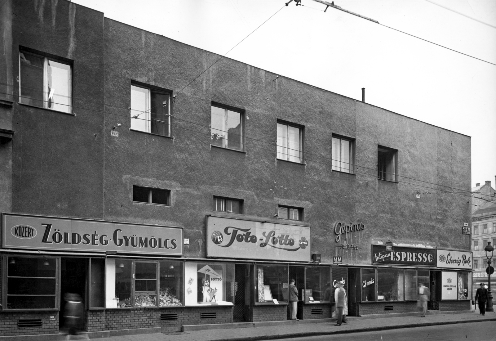 Hungary, Budapest VIII., Baross utca a Kálvin tér felé nézve. A kép forrását kérjük így adja meg: Fortepan / Budapest Főváros Levéltára. Levéltári jelzet: HU_BFL_XV_19_c_11, 1957, Budapest Főváros Levéltára / Városrendezési és Építészeti Osztályának fényképei, A Fővárosi Tanács VB Városrendezési és Építészeti Osztályának, espresso, bus stop, greengrocer, candy store, lottery retailer, Budapest, Fortepan #102790