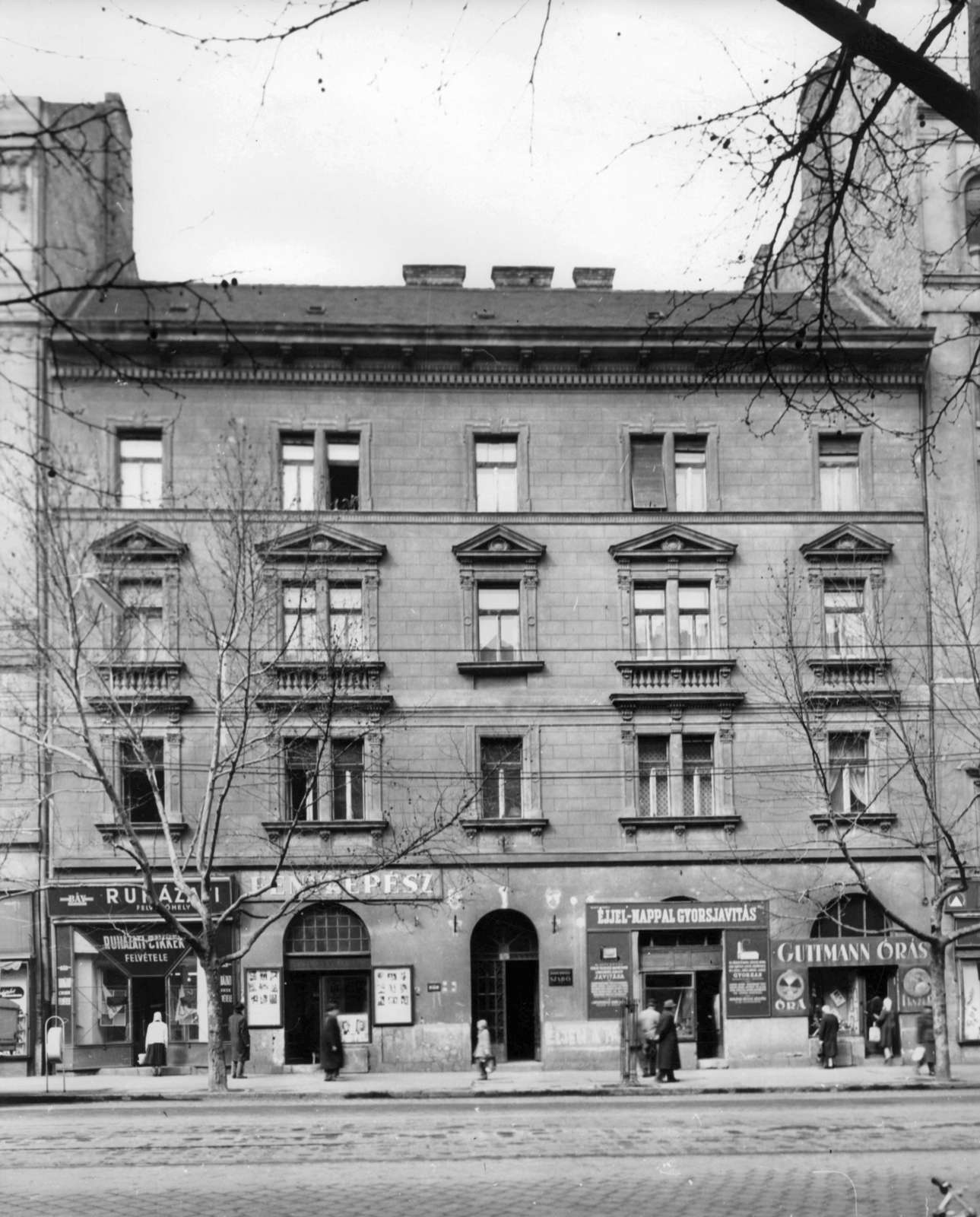 Hungary, Budapest XI., Bartók Béla út 37. A kép forrását kérjük így adja meg: Fortepan / Budapest Főváros Levéltára. Levéltári jelzet: HU_BFL_XV_19_c_11, 1957, Budapest Főváros Levéltára / Városrendezési és Építészeti Osztályának fényképei, A Fővárosi Tanács VB Városrendezési és Építészeti Osztályának, Budapest, tenement house, clockmaker, photographer, Fortepan #102801
