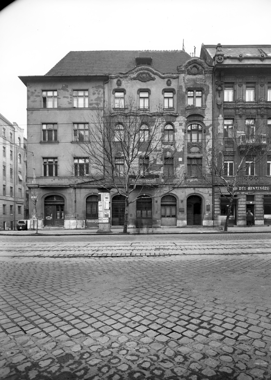 Hungary, Budapest XI., Bartók Béla út 14., balra a Csíky utca. A kép forrását kérjük így adja meg: Fortepan / Budapest Főváros Levéltára. Levéltári jelzet: HU_BFL_XV_19_c_11, 1958, Budapest Főváros Levéltára / Városrendezési és Építészeti Osztályának fényképei, Vadas Ernő, Budapest, ad pillar, architectural ornament, Fortepan #102810