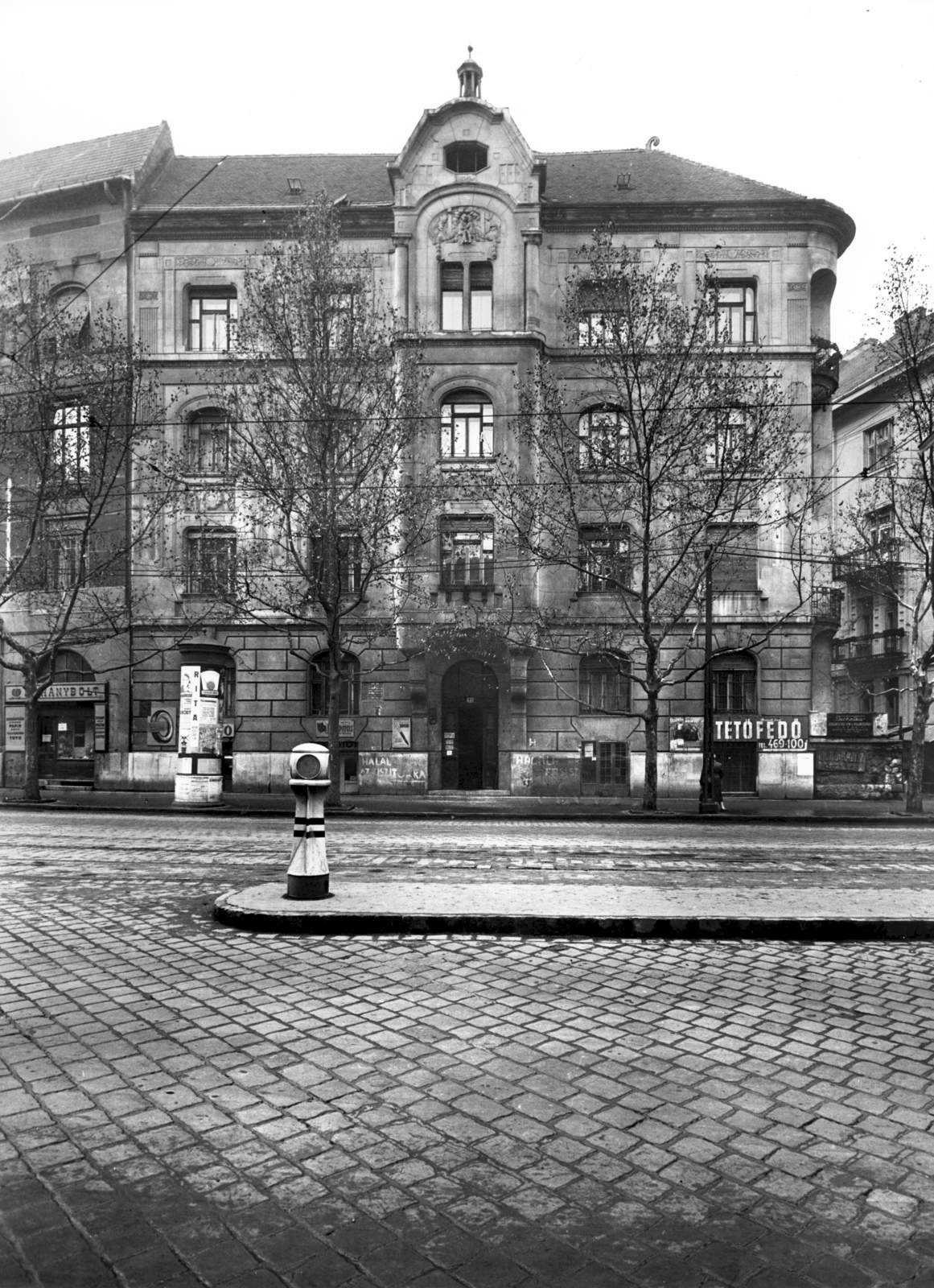 Hungary, Budapest XI., Bartók Béla út 31. A kép forrását kérjük így adja meg: Fortepan / Budapest Főváros Levéltára. Levéltári jelzet: HU_BFL_XV_19_c_11, 1958, Budapest Főváros Levéltára / Városrendezési és Építészeti Osztályának fényképei, Vadas Ernő, Budapest, decorated plaster, roofer, tobacco shop, csibi lamp, Effects of the 1956 Revolution, Fortepan #102814