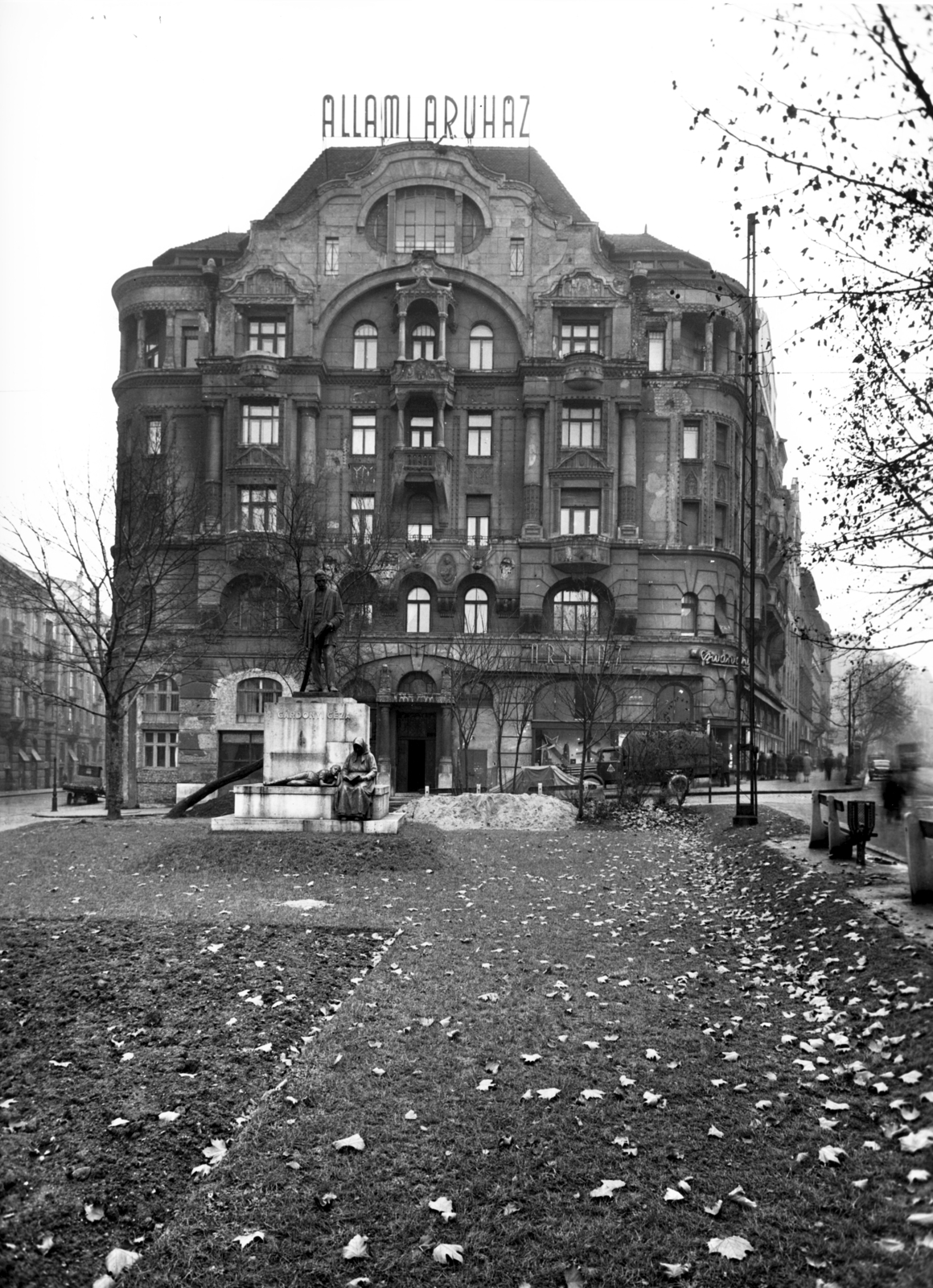 Hungary, Budapest XI., Bartók Béla út a Bertalan Lajos utcánál. Gárdonyi Géza szobra (Horvay János, 1932.) a mai Gárdonyi téren. Háttérben a Hadik kávéház, ekkor Szivárvány Áruház, balra a Bercsényi utca torkolata. A kép forrását kérjük így adja meg: Fortepan / Budapest Főváros Levéltára. Levéltári jelzet: HU_BFL_XV_19_c_11, 1958, Budapest Főváros Levéltára / Városrendezési és Építészeti Osztályának fényképei, Vadas Ernő, sculpture, neon sign, Budapest, Fortepan #102816