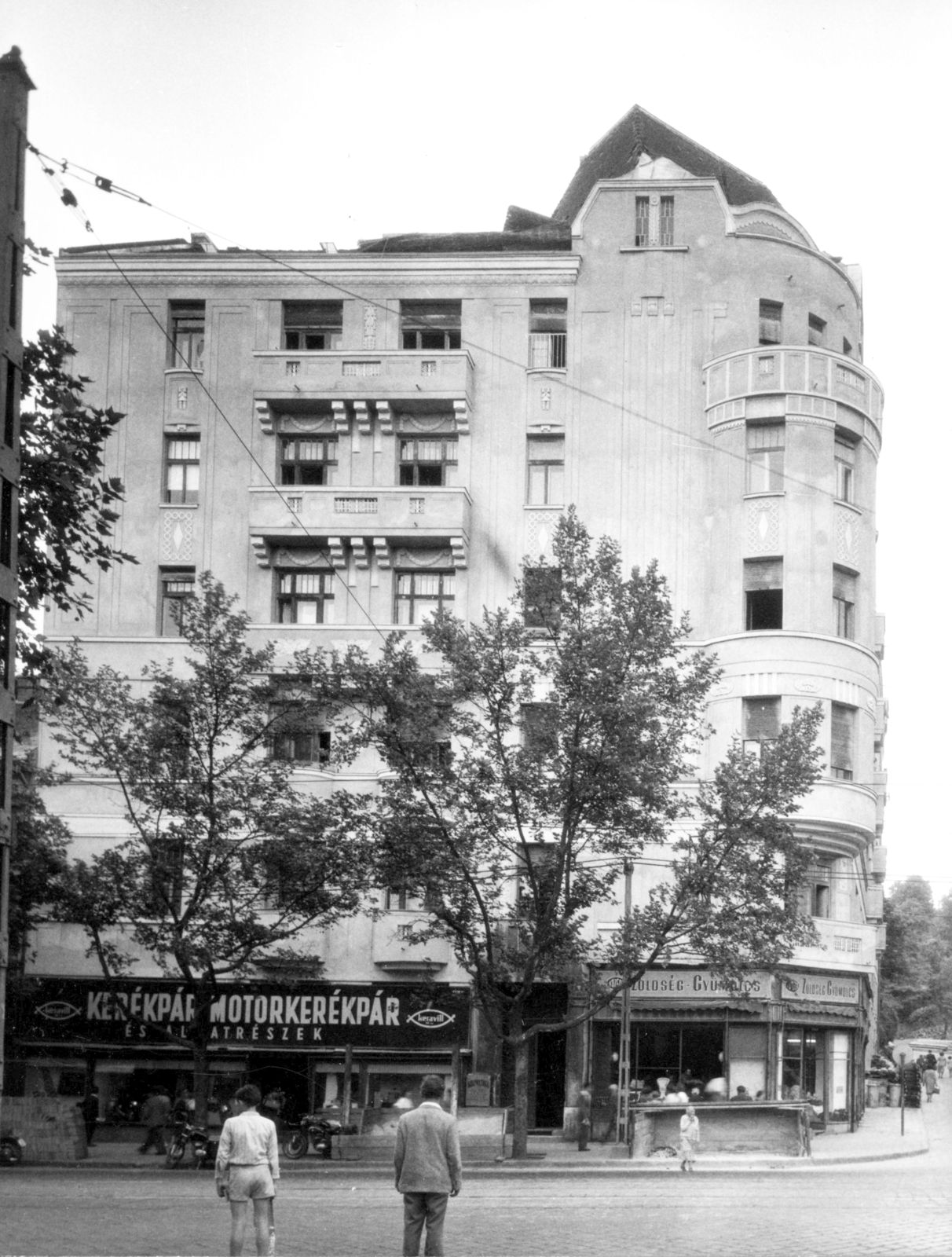 Magyarország, Budapest XI., Bartók Béla út 41., jobbra a Ménesi út. A kép forrását kérjük így adja meg: Fortepan / Budapest Főváros Levéltára. Levéltári jelzet: HU_BFL_XV_19_c_11, 1958, Budapest Főváros Levéltára / Városrendezési és Építészeti Osztályának fényképei, A Fővárosi Tanács VB Városrendezési és Építészeti Osztályának, Budapest, sarokház, zöldséges, Keravill, kerékpáralkatrész, Fortepan #102819