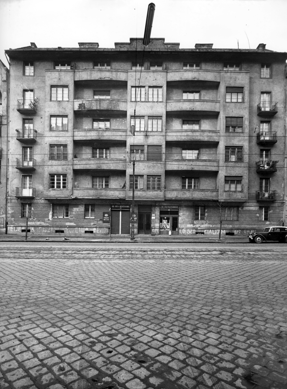 Hungary, Budapest XI., Bartók Béla út 57. A kép forrását kérjük így adja meg: Fortepan / Budapest Főváros Levéltára. Levéltári jelzet: HU_BFL_XV_19_c_11, 1958, Budapest Főváros Levéltára / Városrendezési és Építészeti Osztályának fényképei, Vadas Ernő, Budapest, balcony, bullet hole, dairy, Fortepan #102824