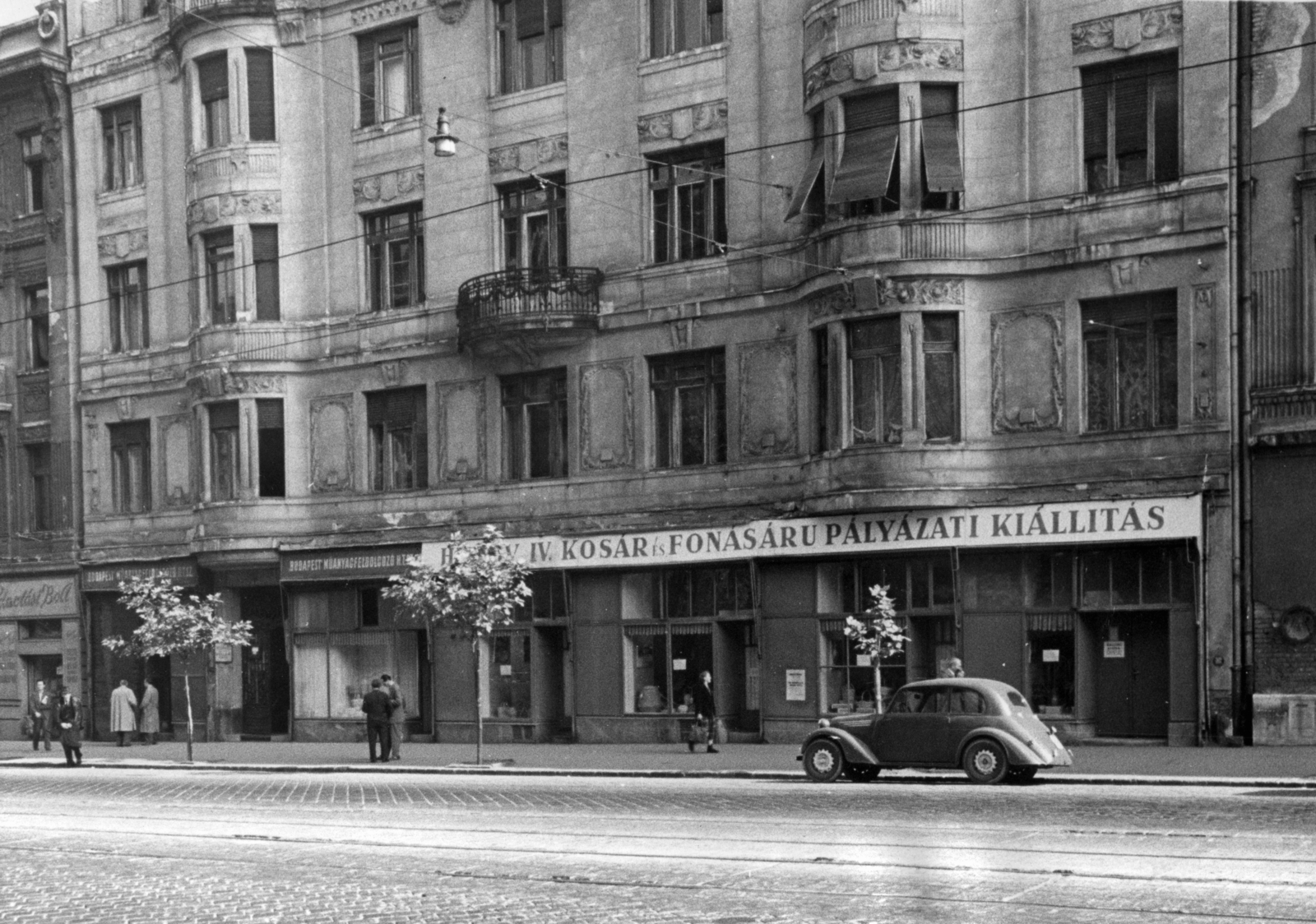 Hungary, Budapest XI., Bartók Béla út 18. A kép forrását kérjük így adja meg: Fortepan / Budapest Főváros Levéltára. Levéltári jelzet: HU_BFL_XV_19_c_11, 1958, Budapest Főváros Levéltára / Városrendezési és Építészeti Osztályának fényképei, A Fővárosi Tanács VB Városrendezési és Építészeti Osztályának, Budapest, automobile, decorated plaster, wickerwork, exhibition, sapling, Fortepan #102827