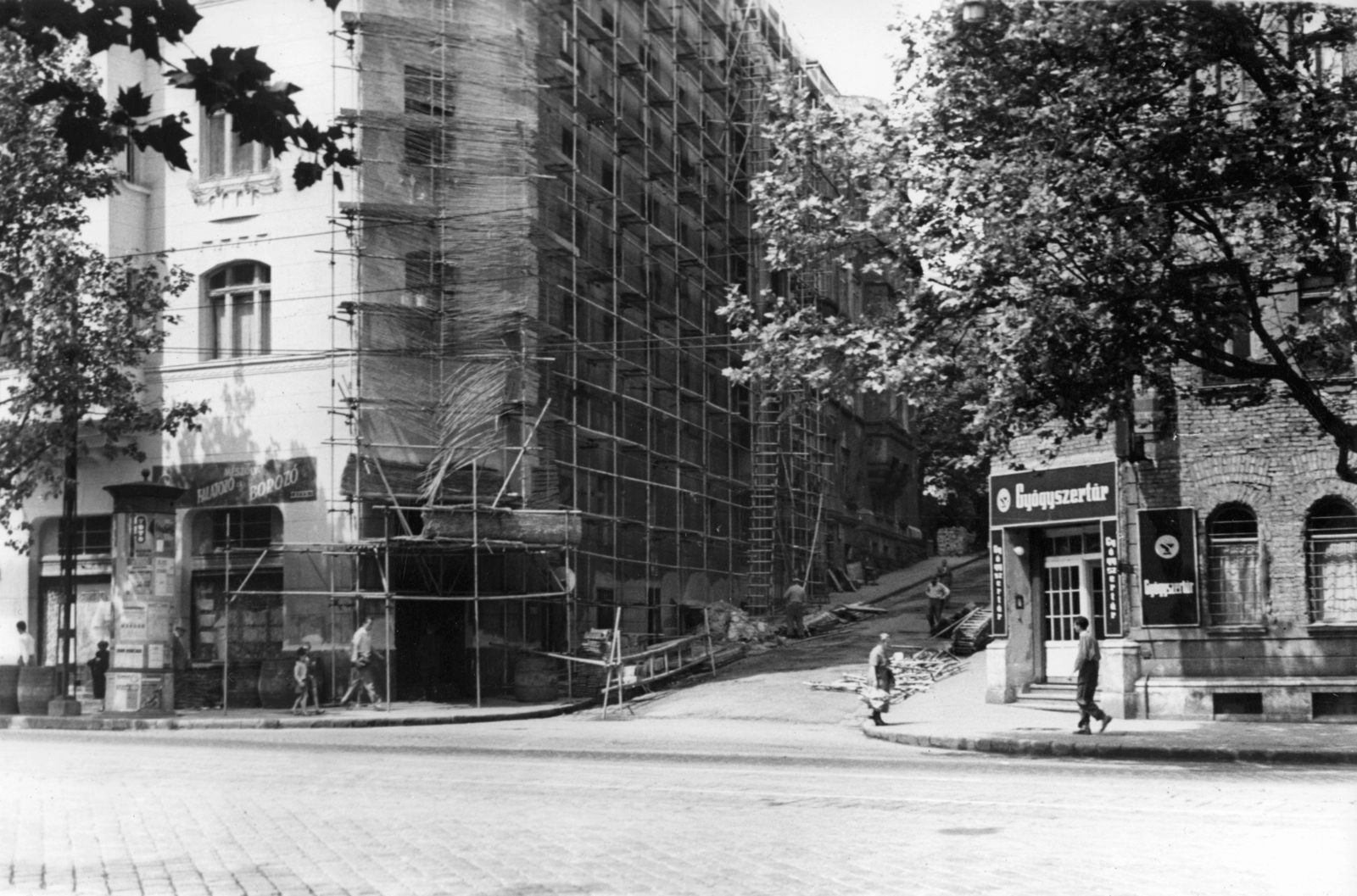 Magyarország, Budapest XI., Bartók Béla út, szemben a Mészöly utca. A kép forrását kérjük így adja meg: Fortepan / Budapest Főváros Levéltára. Levéltári jelzet: HU_BFL_XV_19_c_11, 1958, Budapest Főváros Levéltára / Városrendezési és Építészeti Osztályának fényképei, A Fővárosi Tanács VB Városrendezési és Építészeti Osztályának, Budapest, hirdetőoszlop, gyógyszertár, állvány, Fortepan #102828