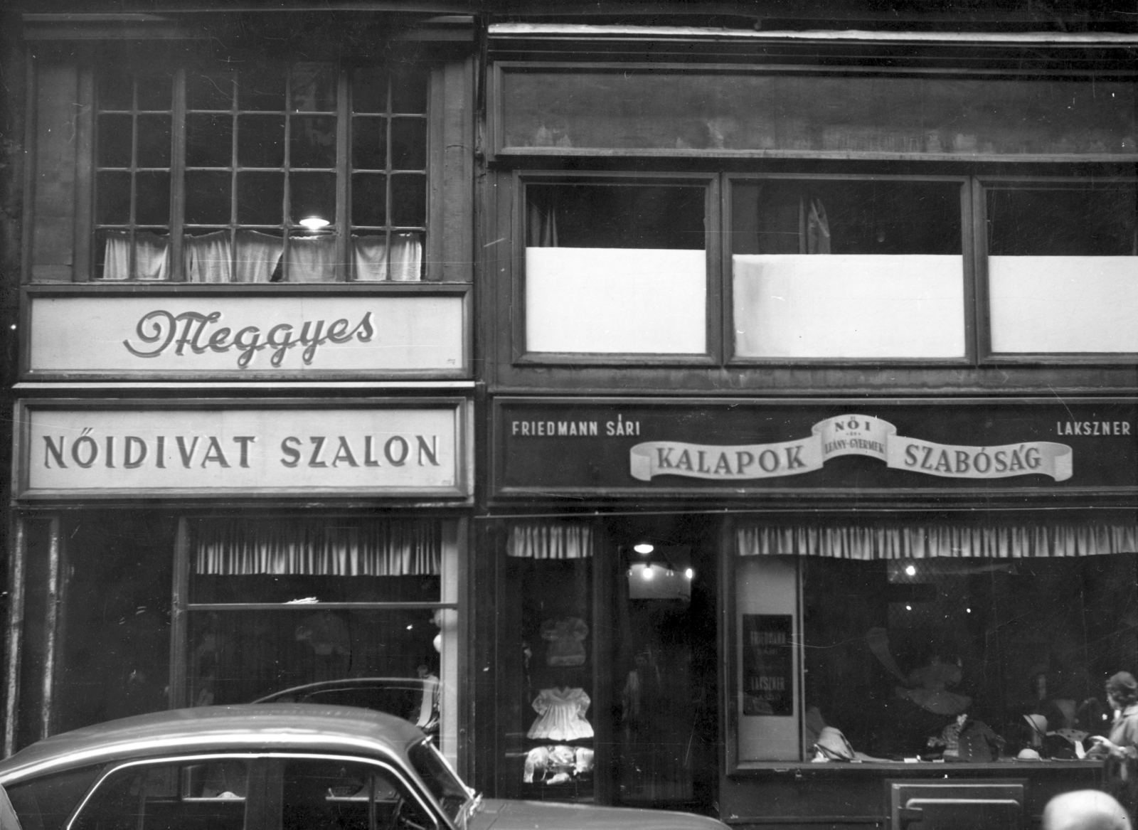 Magyarország, Budapest V., Kígyó utca. A kép forrását kérjük így adja meg: Fortepan / Budapest Főváros Levéltára. Levéltári jelzet: HU_BFL_XV_19_c_11, 1965, Budapest Főváros Levéltára / Városrendezési és Építészeti Osztályának fényképei, A Fővárosi Tanács VB Városrendezési és Építészeti Osztályának, üzletportál, kalapos, Budapest, divatáru, kisiparos, Fortepan #102833