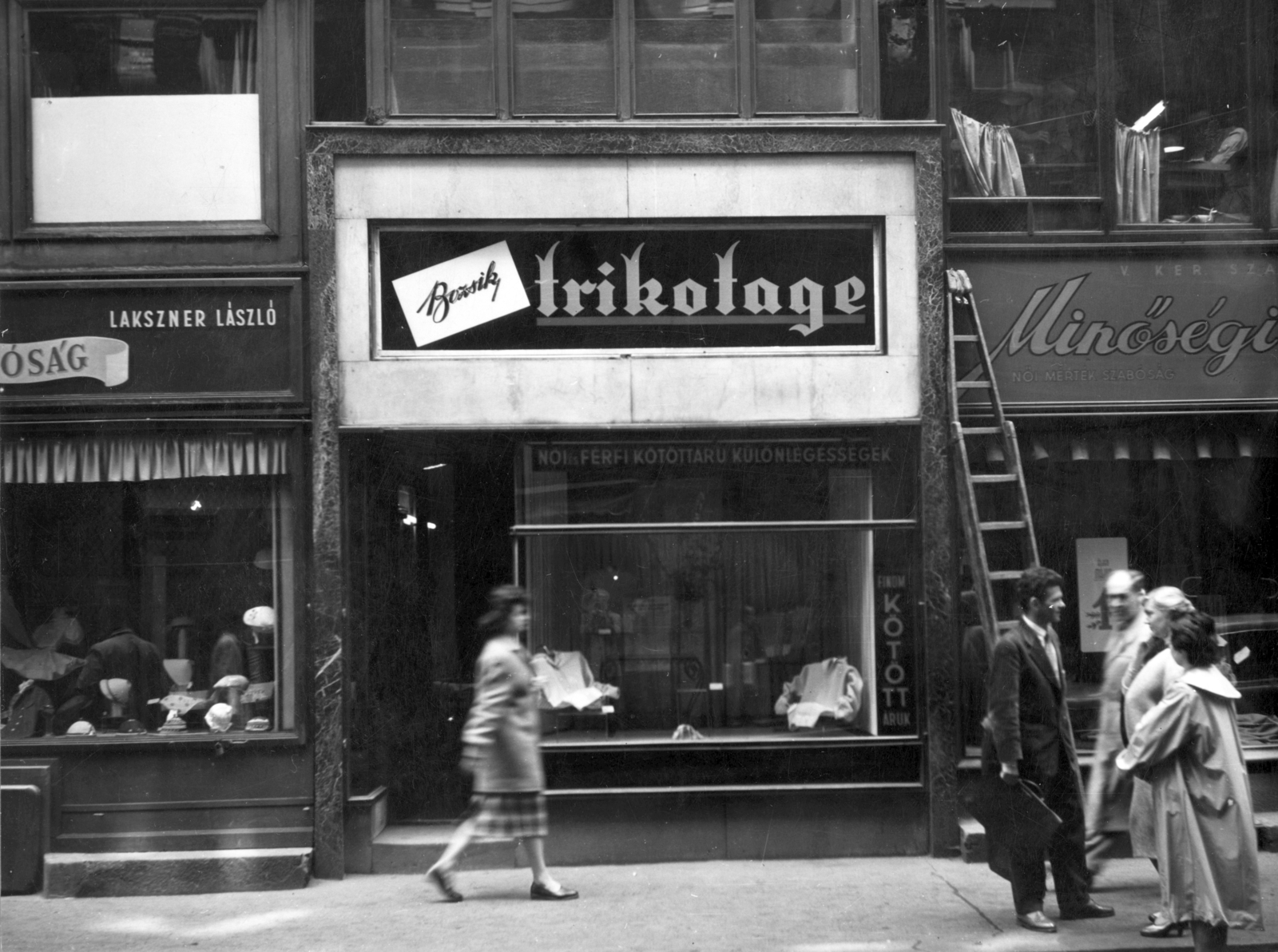 Magyarország, Budapest V., Kígyó utca, Bozsik trikotage. A kép forrását kérjük így adja meg: Fortepan / Budapest Főváros Levéltára. Levéltári jelzet: HU_BFL_XV_19_c_11, 1965, Budapest Főváros Levéltára / Városrendezési és Építészeti Osztályának fényképei, A Fővárosi Tanács VB Városrendezési és Építészeti Osztályának, kirakat, utcakép, életkép, létra, üzletportál, kötöttáru, Budapest, kisiparos, Fortepan #102834