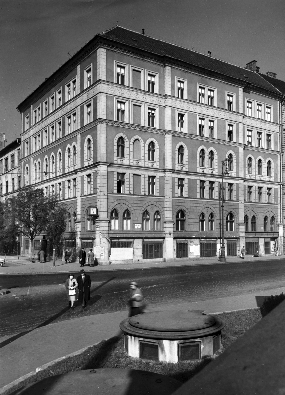 Hungary, Budapest IX., Boráros tér, balra a Közraktár utca. A kép forrását kérjük így adja meg: Fortepan / Budapest Főváros Levéltára. Levéltári jelzet: HU_BFL_XV_19_c_11, 1958, Budapest Főváros Levéltára / Városrendezési és Építészeti Osztályának fényképei, A Fővárosi Tanács VB Városrendezési és Építészeti Osztályának, Budapest, cornerhouse, tenement house, public clock, Fortepan #102847