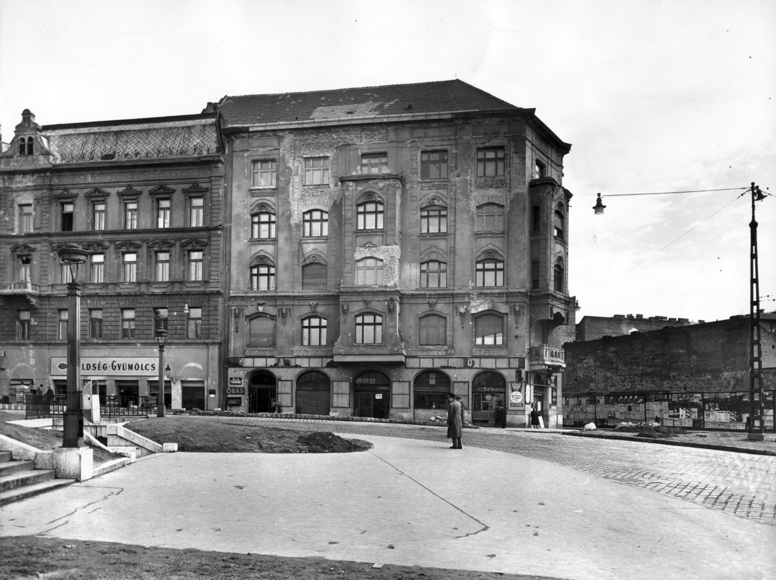 Hungary, Budapest IX., Boráros tér, jobbra az Angyal utca. A kép forrását kérjük így adja meg: Fortepan / Budapest Főváros Levéltára. Levéltári jelzet: HU_BFL_XV_19_c_11, 1957, Budapest Főváros Levéltára / Városrendezési és Építészeti Osztályának fényképei, A Fővárosi Tanács VB Városrendezési és Építészeti Osztályának, Budapest, tenement house, greengrocer, clockmaker, Fortepan #102850