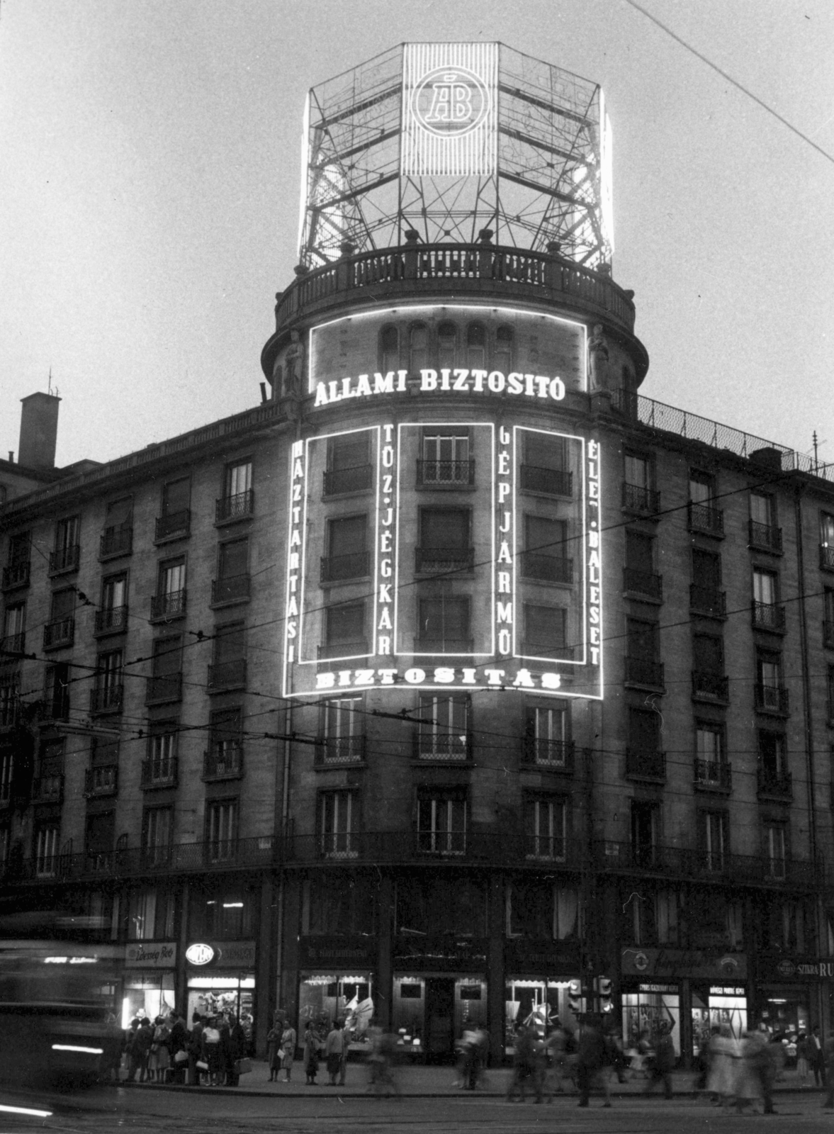 Hungary, Budapest VII., Rákóczi út - Károly (Tanács) körút sarok, Astoria kereszteződés, MTA lakóház. A kép forrását kérjük így adja meg: Fortepan / Budapest Főváros Levéltára. Levéltári jelzet: HU_BFL_XV_19_c_11, 1964, Budapest Főváros Levéltára / Városrendezési és Építészeti Osztályának fényképei, A Fővárosi Tanács VB Városrendezési és Építészeti Osztályának, Budapest, Fortepan #102855