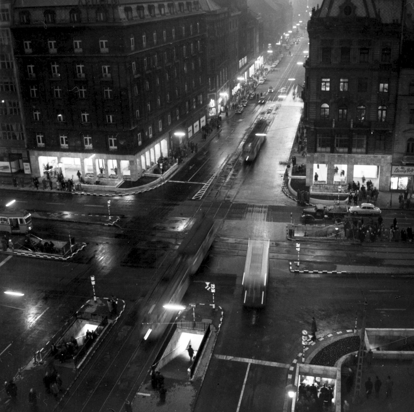 Hungary, Budapest V.,Budapest VII., Astoria kereszteződés a Kossuth Lajos utca felé nézve. A kép forrását kérjük így adja meg: Fortepan / Budapest Főváros Levéltára. Levéltári jelzet: HU_BFL_XV_19_c_11, 1964, Budapest Főváros Levéltára / Városrendezési és Építészeti Osztályának fényképei, A Fővárosi Tanács VB Városrendezési és Építészeti Osztályának, Budapest, Fortepan #102859