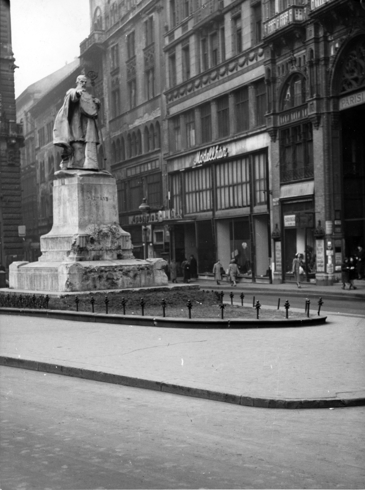 Magyarország, Budapest V., Ferenciek tere (Felszabadulás tér) a Kígyó utca felé nézve. Szemben Pázmány Péter szobra (Radnai Béla, 1914.). A kép forrását kérjük így adja meg: Fortepan / Budapest Főváros Levéltára. Levéltári jelzet: HU_BFL_XV_19_c_11, 1957, Budapest Főváros Levéltára / Városrendezési és Építészeti Osztályának fényképei, A Fővárosi Tanács VB Városrendezési és Építészeti Osztályának, Pázmány Péter-ábrázolás, Budapest, Fortepan #102862