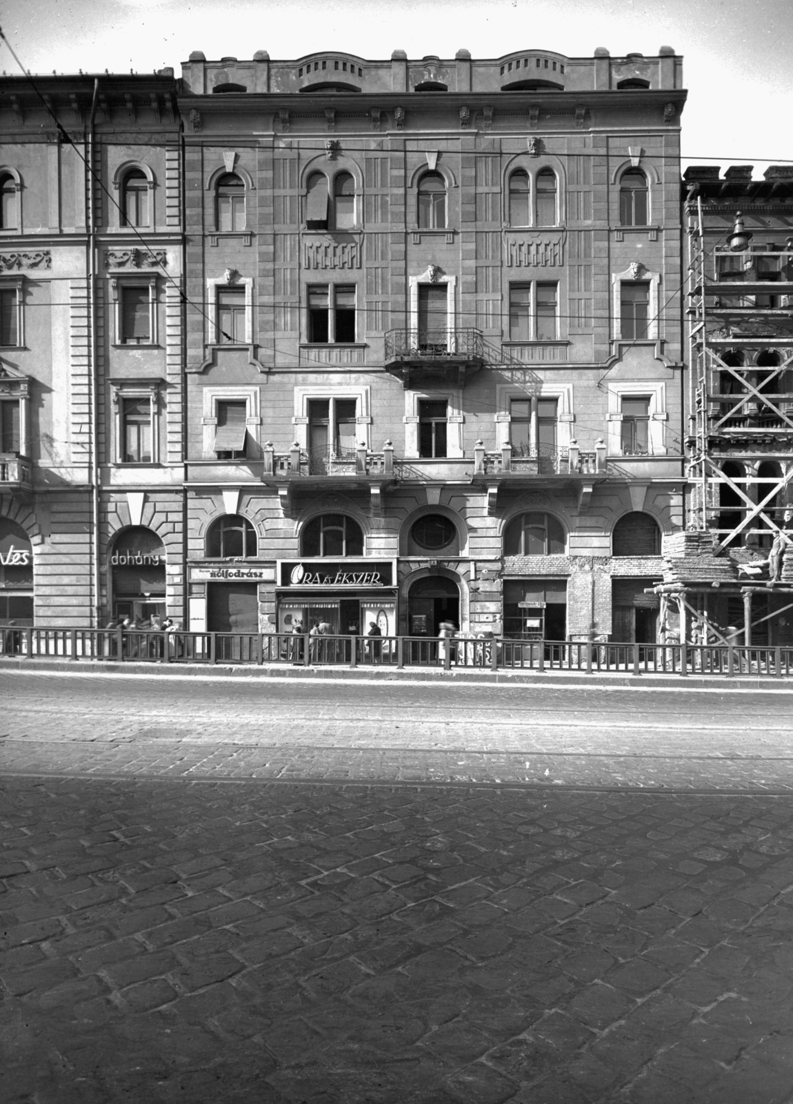 Magyarország, Budapest IX., a Petőfi híd felhajtója, szemben a Ferenc körút 6. A kép forrását kérjük így adja meg: Fortepan / Budapest Főváros Levéltára. Levéltári jelzet: HU_BFL_XV_19_c_11, 1958, Budapest Főváros Levéltára / Városrendezési és Építészeti Osztályának fényképei, A Fővárosi Tanács VB Városrendezési és Építészeti Osztályának, Budapest, fodrászat, trafik, vakolatdísz, óra-ékszer, Fortepan #102868