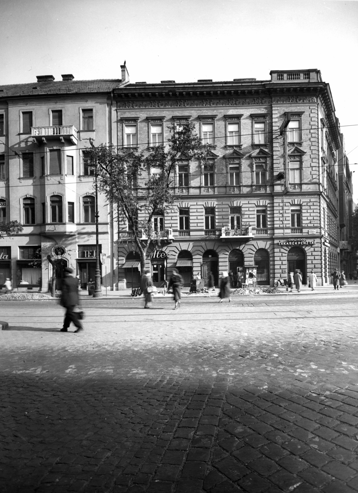 Hungary, Budapest IX., Ferenc körút 15. és 13., jobbra a Mester utca. A kép forrását kérjük így adja meg: Fortepan / Budapest Főváros Levéltára. Levéltári jelzet: HU_BFL_XV_19_c_11, 1958, Budapest Főváros Levéltára / Városrendezési és Építészeti Osztályának fényképei, A Fővárosi Tanács VB Városrendezési és Építészeti Osztályának, Budapest, ashlar, newsstand, dairy, street repair, Fortepan #102870