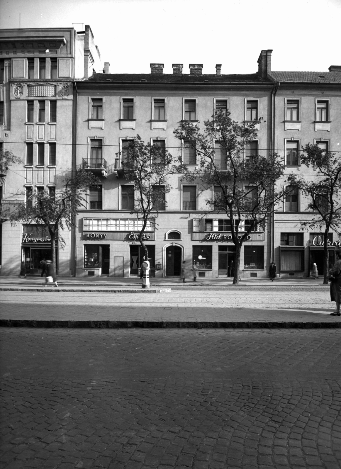 Hungary, Budapest IX., Ferenc körút 17. A kép forrását kérjük így adja meg: Fortepan / Budapest Főváros Levéltára. Levéltári jelzet: HU_BFL_XV_19_c_11, 1958, Budapest Főváros Levéltára / Városrendezési és Építészeti Osztályának fényképei, A Fővárosi Tanács VB Városrendezési és Építészeti Osztályának, book store, espresso, pastry shop, Budapest, Fortepan #102871