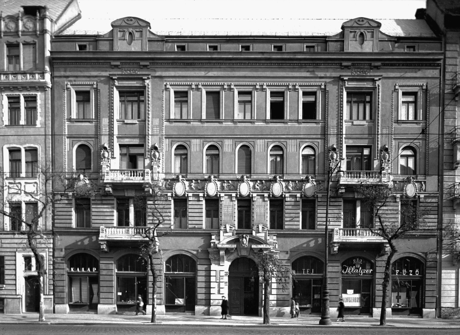 Hungary, Budapest IX., Ferenc körút 27. A kép forrását kérjük így adja meg: Fortepan / Budapest Főváros Levéltára. Levéltári jelzet: HU_BFL_XV_19_c_11, 1958, Budapest Főváros Levéltára / Városrendezési és Építészeti Osztályának fényképei, A Fővárosi Tanács VB Városrendezési és Építészeti Osztályának, dairy, perfume store, hat shop, Budapest, Fortepan #102873