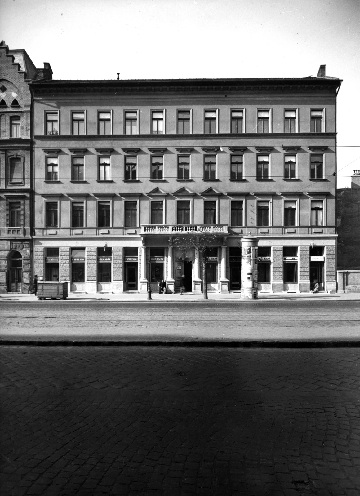 Magyarország, Budapest IX., Ferenc körút 44. A kép forrását kérjük így adja meg: Fortepan / Budapest Főváros Levéltára. Levéltári jelzet: HU_BFL_XV_19_c_11, 1958, Budapest Főváros Levéltára / Városrendezési és Építészeti Osztályának fényképei, A Fővárosi Tanács VB Városrendezési és Építészeti Osztályának, Budapest, fodrászat, eszpresszó, láda, homok, kozmetika, Fortepan #102877