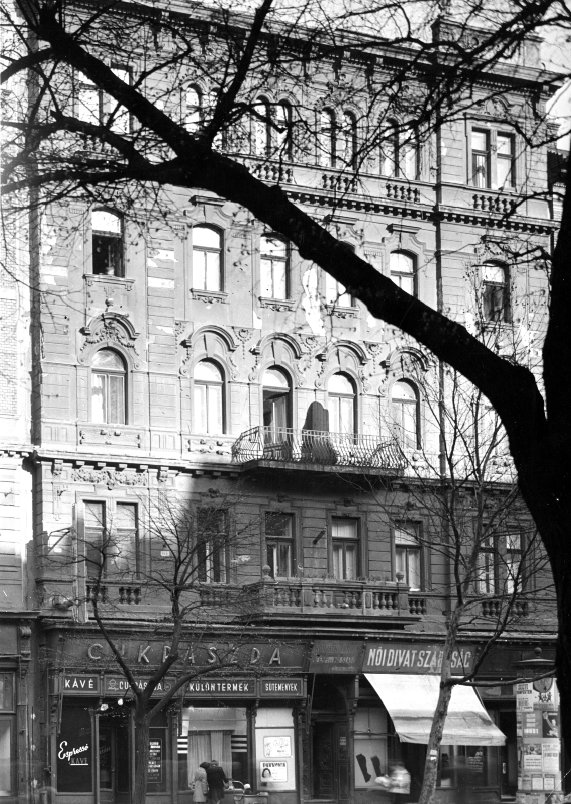 Magyarország, Budapest VIII., József körút 18., Ibolya eszpresszó. A kép forrását kérjük így adja meg: Fortepan / Budapest Főváros Levéltára. Levéltári jelzet: HU_BFL_XV_19_c_11, 1957, Budapest Főváros Levéltára / Városrendezési és Építészeti Osztályának fényképei, A Fővárosi Tanács VB Városrendezési és Építészeti Osztályának, cukrászda, szabóság, Budapest, Fortepan #102881