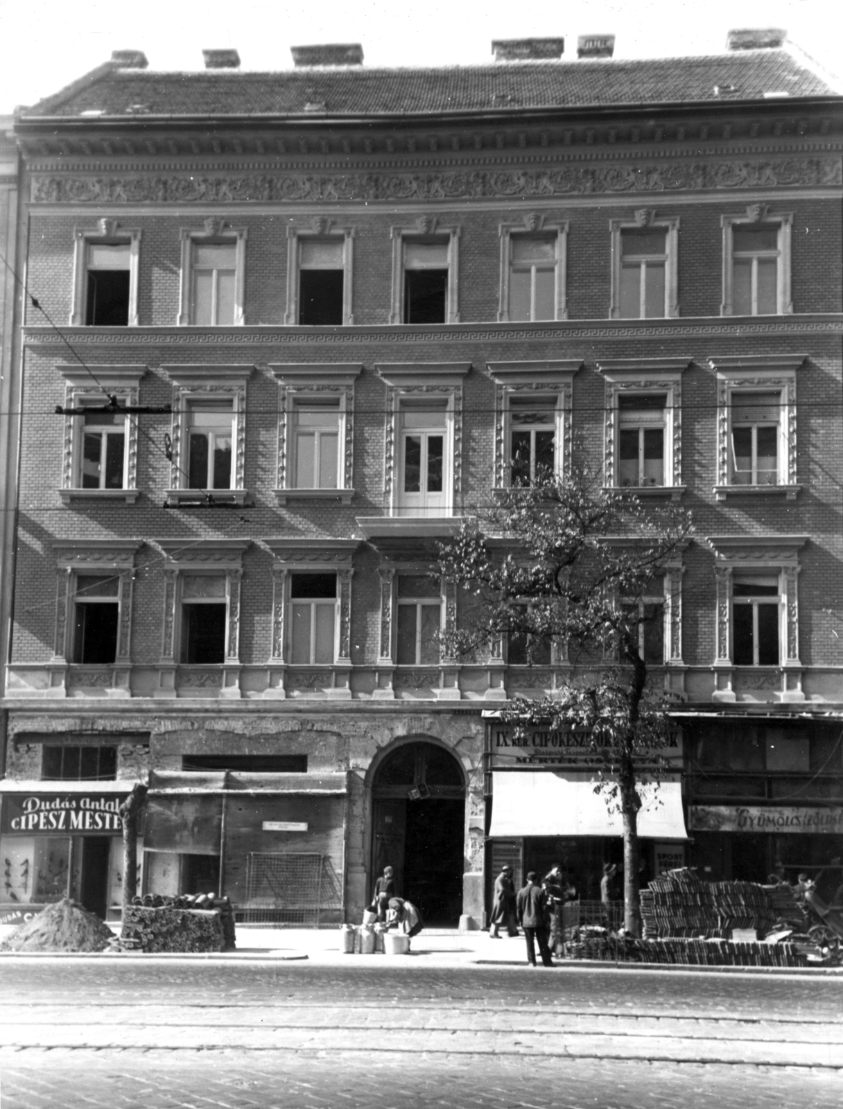 Hungary, Budapest IX., Ferenc körút 38. A kép forrását kérjük így adja meg: Fortepan / Budapest Főváros Levéltára. Levéltári jelzet: HU_BFL_XV_19_c_11, 1957, Budapest Főváros Levéltára / Városrendezési és Építészeti Osztályának fényképei, A Fővárosi Tanács VB Városrendezési és Építészeti Osztályának, shoemaker, greengrocer, Budapest, Fortepan #102884