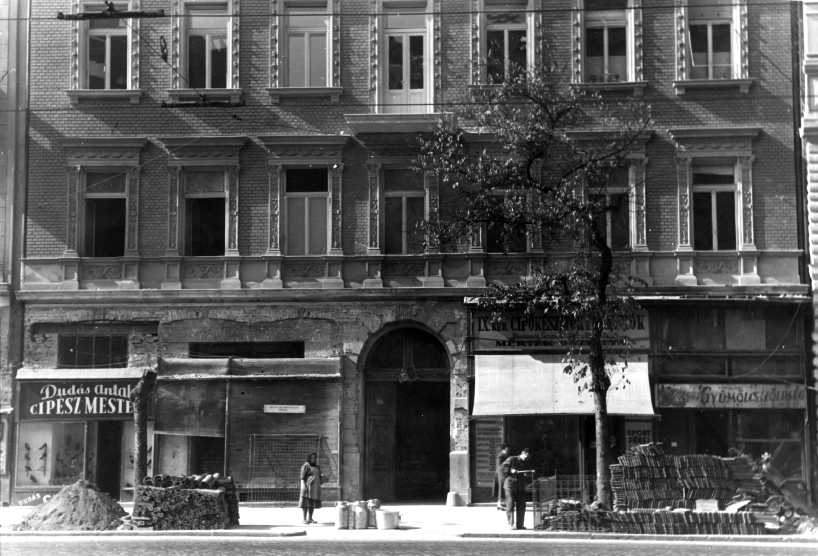 Hungary, Budapest IX., Ferenc körút 38. A kép forrását kérjük így adja meg: Fortepan / Budapest Főváros Levéltára. Levéltári jelzet: HU_BFL_XV_19_c_11, 1957, Budapest Főváros Levéltára / Városrendezési és Építészeti Osztályának fényképei, A Fővárosi Tanács VB Városrendezési és Építészeti Osztályának, shoemaker, repair, greengrocer, Budapest, Fortepan #102885