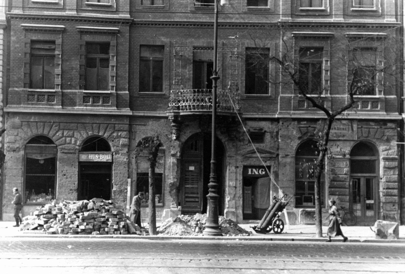 Hungary, Budapest IX., Ferenc körút 42. A kép forrását kérjük így adja meg: Fortepan / Budapest Főváros Levéltára. Levéltári jelzet: HU_BFL_XV_19_c_11, 1957, Budapest Főváros Levéltára / Városrendezési és Építészeti Osztályának fényképei, A Fővárosi Tanács VB Városrendezési és Építészeti Osztályának, Budapest, brick, shirt, gas tank, Fortepan #102886