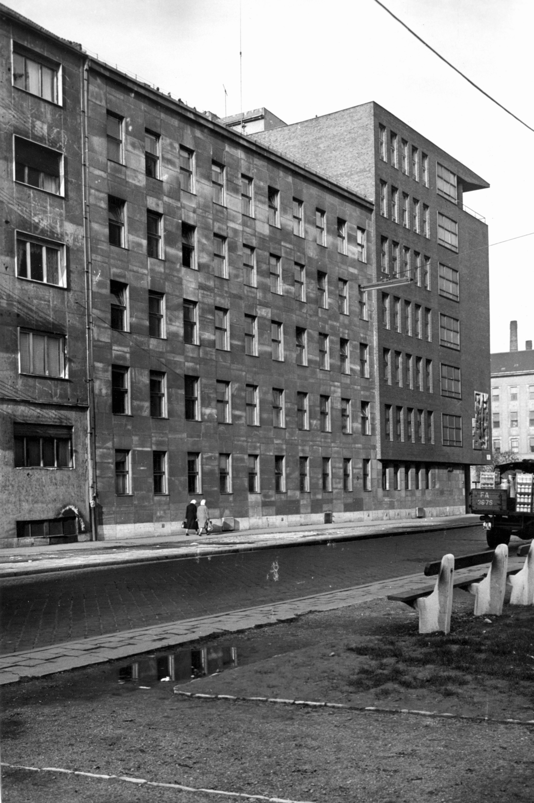 Magyarország, Budapest II., Fő utca a Csalogány utcától a mai Nagy Imre tér felé nézve. Szemben a Könnyűipari Minisztérium (eredetileg Magyar Királyi Ipari Anyaghivatal) épülete. A kép forrását kérjük így adja meg: Fortepan / Budapest Főváros Levéltára. Levéltári jelzet: HU_BFL_XV_19_c_11, 1959, Budapest Főváros Levéltára / Városrendezési és Építészeti Osztályának fényképei, A Fővárosi Tanács VB Városrendezési és Építészeti Osztályának, Budapest, Fortepan #102887
