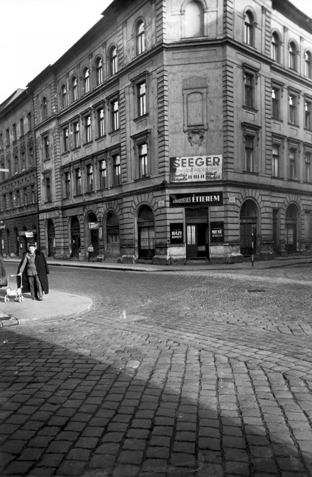 Hungary, Budapest II., Fő utca 75., Kacsa utca sarok. A kép forrását kérjük így adja meg: Fortepan / Budapest Főváros Levéltára. Levéltári jelzet: HU_BFL_XV_19_c_11, 1959, Budapest Főváros Levéltára / Városrendezési és Építészeti Osztályának fényképei, A Fővárosi Tanács VB Városrendezési és Építészeti Osztályának, Budapest, Fortepan #102889