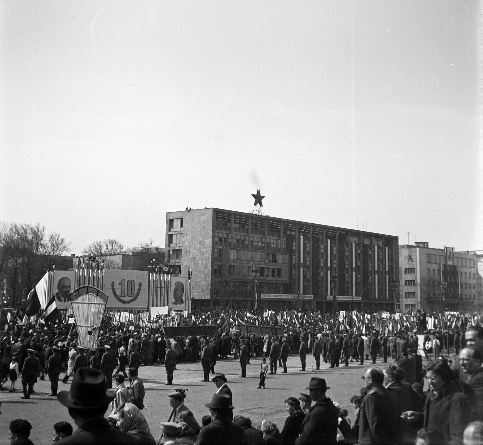 Hungary, Budapest XIV.,Budapest VI., a mai Ötvenhatosok tere (Sztálin tér), április 4-i ünnepség. Háttérben a Dózsa György út, a MÉMOSZ (Magyarországi Építőipari Munkások Országos Szövetsége) székháza., 1955, Kurutz Márton, Lenin-portrayal, political decoration, march, Red Star, April 4 celebration, Joseph Stalin portrayal, Budapest, Fortepan #10289