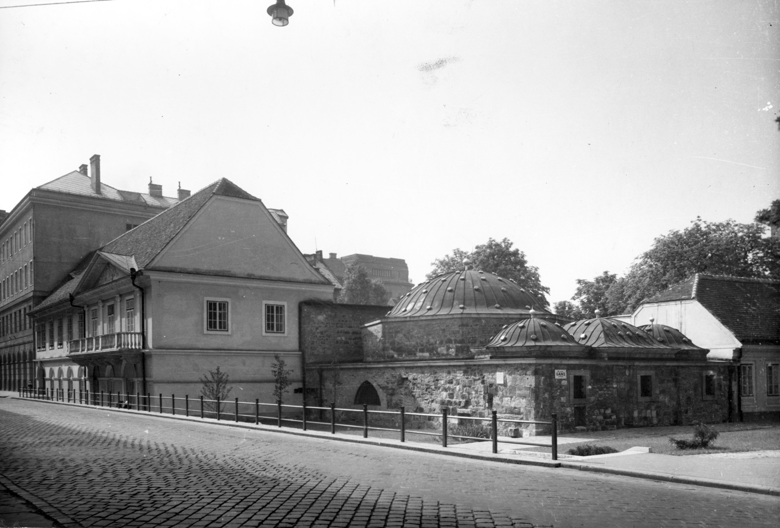 Hungary, Budapest II., Fő utca, Király fürdő. A kép forrását kérjük így adja meg: Fortepan / Budapest Főváros Levéltára. Levéltári jelzet: HU_BFL_XV_19_c_11, 1959, Budapest Főváros Levéltára / Városrendezési és Építészeti Osztályának fényképei, A Fővárosi Tanács VB Városrendezési és Építészeti Osztályának, Budapest, Fortepan #102891