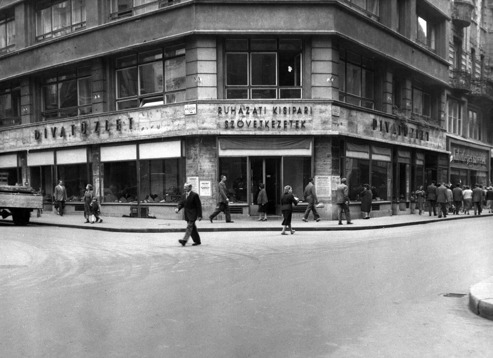 Hungary, Budapest V., Kristóf tér - Váci utca sarok. A kép forrását kérjük így adja meg: Fortepan / Budapest Főváros Levéltára. Levéltári jelzet: HU_BFL_XV_19_c_11, 1958, Budapest Főváros Levéltára / Városrendezési és Építészeti Osztályának fényképei, A Fővárosi Tanács VB Városrendezési és Építészeti Osztályának, Budapest, Fashion store, intersection, cornerhouse, Fortepan #102903