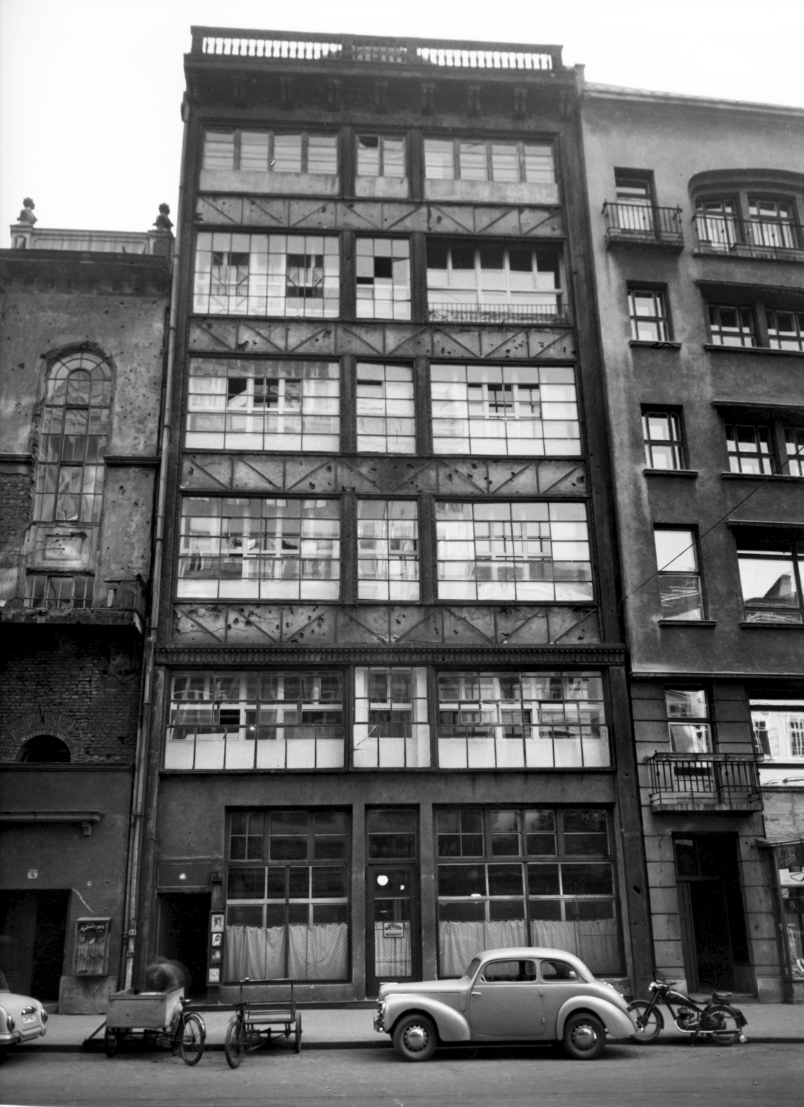 Hungary, Budapest V., Kristóf tér 3. A kép forrását kérjük így adja meg: Fortepan / Budapest Főváros Levéltára. Levéltári jelzet: HU_BFL_XV_19_c_11, 1958, Budapest Főváros Levéltára / Városrendezési és Építészeti Osztályának fényképei, Vadas Ernő, Budapest, window, bullet hole, Fortepan #102904