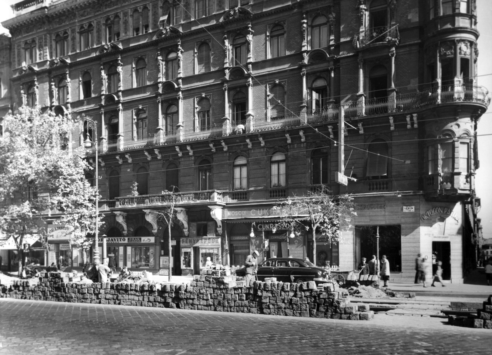 Hungary, Budapest VI., Teréz körút 7. (Lenin körút 61.). A kép forrását kérjük így adja meg: Fortepan / Budapest Főváros Levéltára. Levéltári jelzet: HU_BFL_XV_19_c_11, 1958, Budapest Főváros Levéltára / Városrendezési és Építészeti Osztályának fényképei, A Fővárosi Tanács VB Városrendezési és Építészeti Osztályának, Budapest, enclosed balcony, pastry shop, photographer, pharmacy, clockmaker, big ashlar, street repair, Fortepan #102909