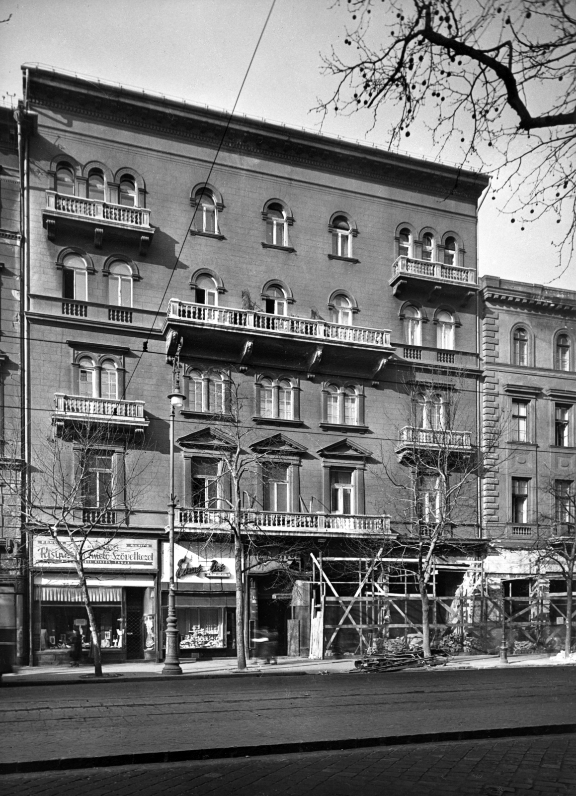 Hungary, Budapest VI., Teréz körút 12. (Lenin körút 70.). A kép forrását kérjük így adja meg: Fortepan / Budapest Főváros Levéltára. Levéltári jelzet: HU_BFL_XV_19_c_11, 1957, Budapest Főváros Levéltára / Városrendezési és Építészeti Osztályának fényképei, A Fővárosi Tanács VB Városrendezési és Építészeti Osztályának, Budapest, tenement house, scaffolding, candy store, retailing, Fortepan #102918