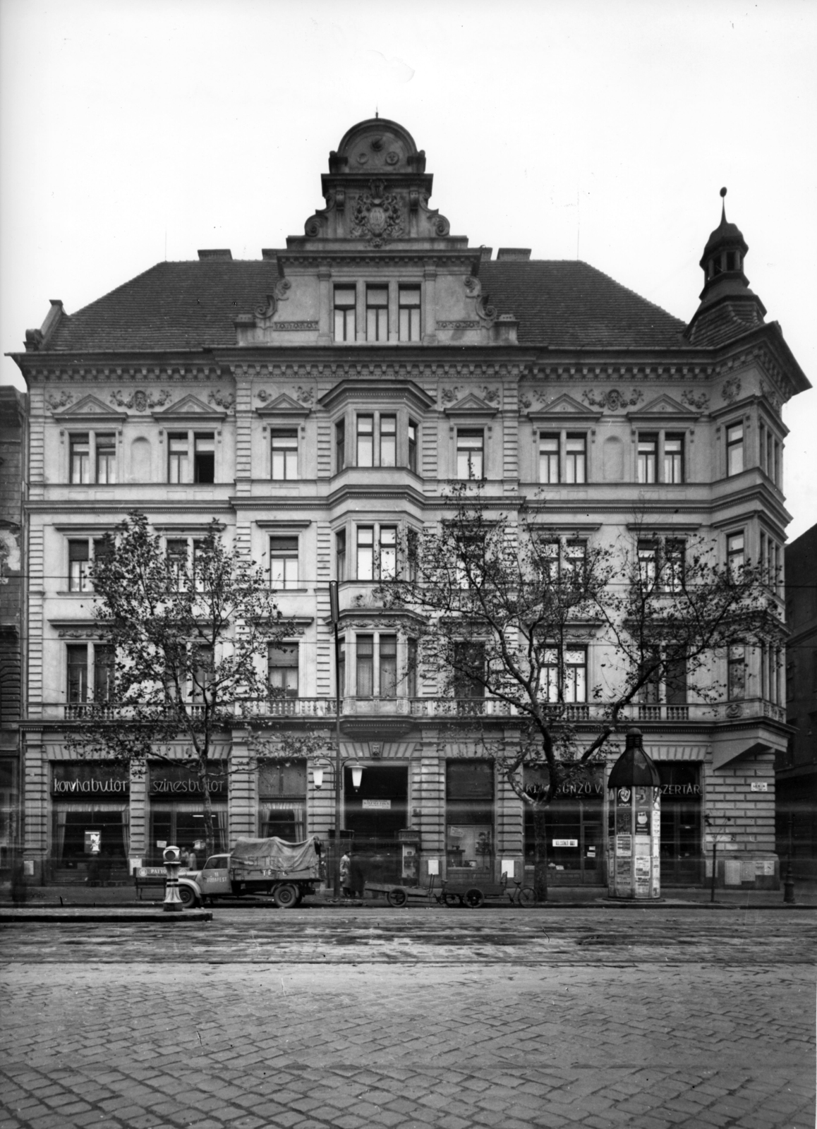 Hungary, Budapest VI., Teréz körút 22. (Lenin körút 80.). A kép forrását kérjük így adja meg: Fortepan / Budapest Főváros Levéltára. Levéltári jelzet: HU_BFL_XV_19_c_11, 1958, Budapest Főváros Levéltára / Városrendezési és Építészeti Osztályának fényképei, A Fővárosi Tanács VB Városrendezési és Építészeti Osztályának, Budapest, commercial vehicle, ad pillar, pharmacy, attic conversion, csibi lamp, tool rental, kitchen furniture, Fortepan #102919
