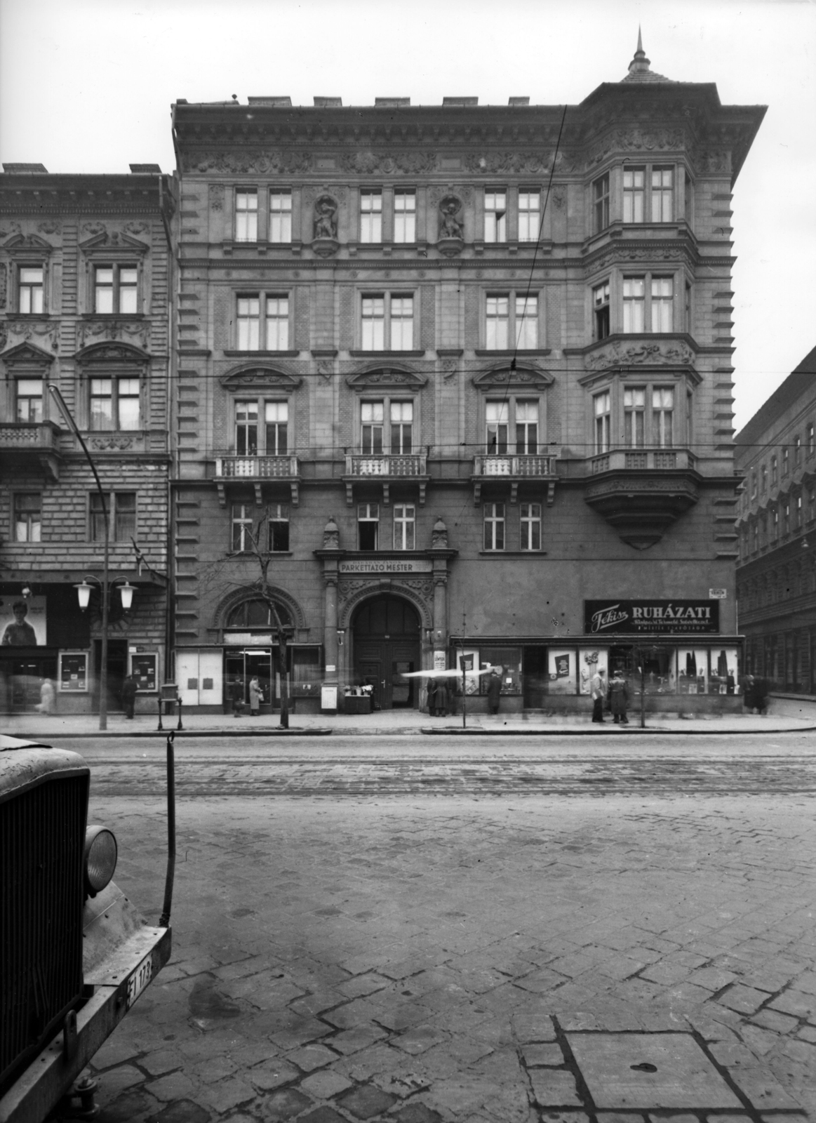 Hungary, Budapest VI., Teréz körút 32. (Lenin körút 90.), jobbra a Zichy Jenő utca. A kép forrását kérjük így adja meg: Fortepan / Budapest Főváros Levéltára. Levéltári jelzet: HU_BFL_XV_19_c_11, 1958, Budapest Főváros Levéltára / Városrendezési és Építészeti Osztályának fényképei, A Fővárosi Tanács VB Városrendezési és Építészeti Osztályának, Budapest, clothing store, building statue, enclosed balcony, sign-board, parquet floor, statue, Fortepan #102921