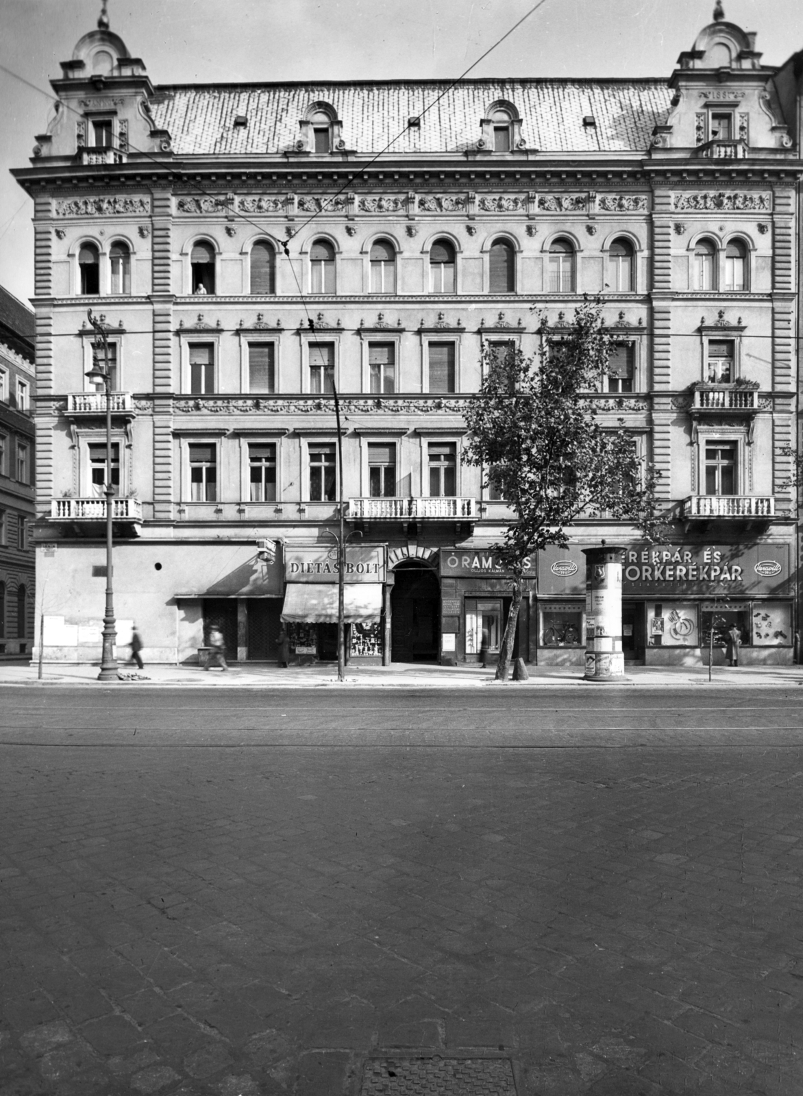 Hungary, Budapest VI., Teréz körút 45. (Lenin körút 99.), balra a Szobi utca. A kép forrását kérjük így adja meg: Fortepan / Budapest Főváros Levéltára. Levéltári jelzet: HU_BFL_XV_19_c_11, 1958, Budapest Főváros Levéltára / Városrendezési és Építészeti Osztályának fényképei, A Fővárosi Tanács VB Városrendezési és Építészeti Osztályának, Budapest, architectural ornament, balcony, ad pillar, clockmaker, Fortepan #102922