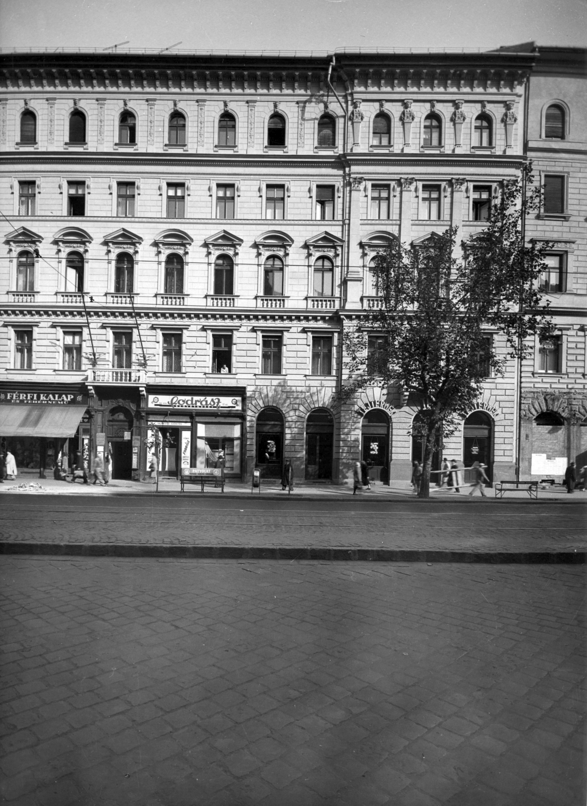 Hungary, Budapest VI., Teréz körút 21. (Lenin körút 75.). A kép forrását kérjük így adja meg: Fortepan / Budapest Főváros Levéltára. Levéltári jelzet: HU_BFL_XV_19_c_11, 1958, Budapest Főváros Levéltára / Városrendezési és Építészeti Osztályának fényképei, A Fővárosi Tanács VB Városrendezési és Építészeti Osztályának, Budapest, architectural ornament, hairdresser, hat shop, dairy, Fortepan #102927
