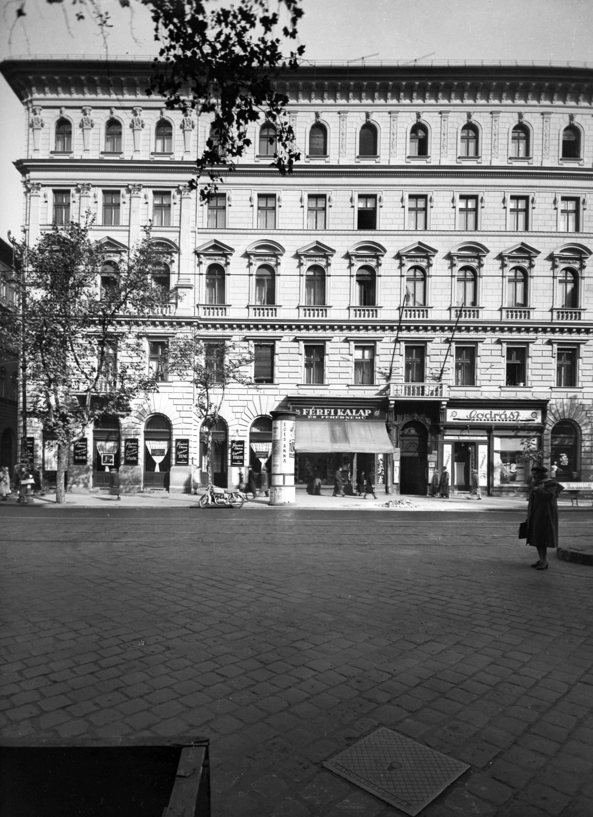 Hungary, Budapest VI., Teréz körút 21. (Lenin körút 75.). A kép forrását kérjük így adja meg: Fortepan / Budapest Főváros Levéltára. Levéltári jelzet: HU_BFL_XV_19_c_11, 1958, Budapest Főváros Levéltára / Városrendezési és Építészeti Osztályának fényképei, A Fővárosi Tanács VB Városrendezési és Építészeti Osztályának, Budapest, hat shop, restaurant, Fortepan #102928