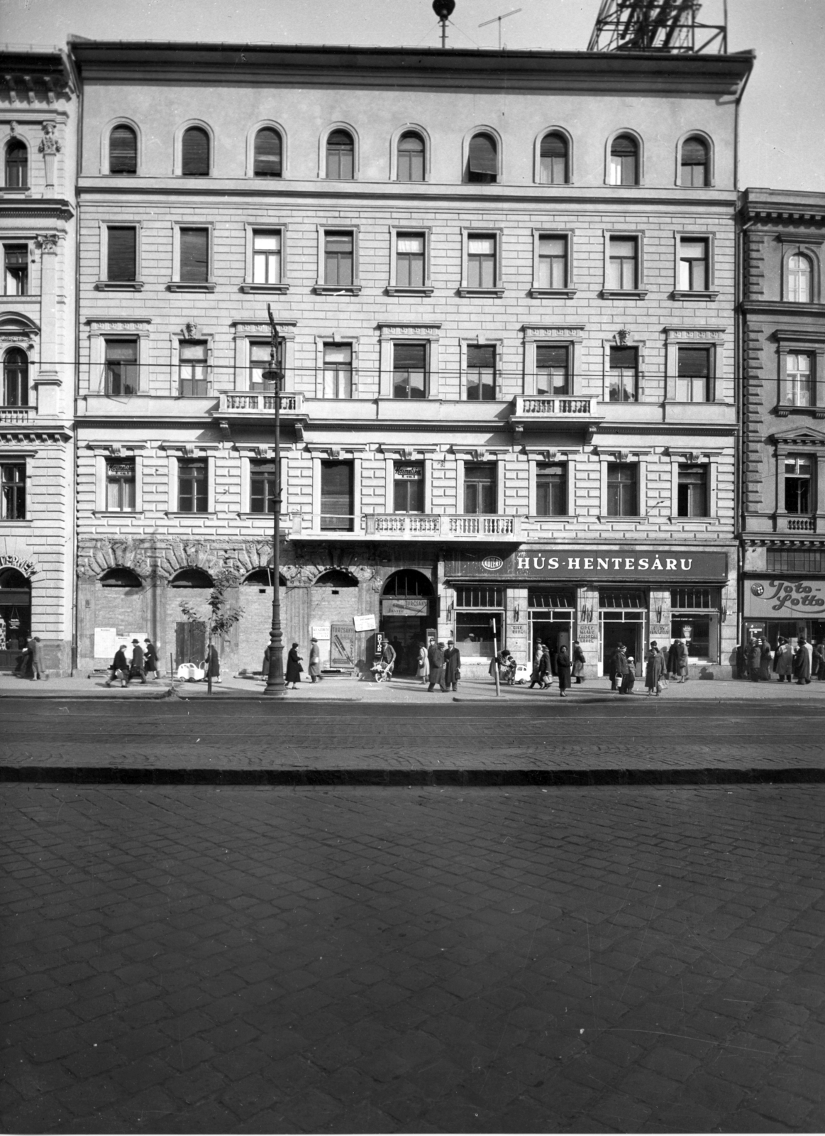 Hungary, Budapest VI., Teréz körút 19. (Lenin körút 73.). A kép forrását kérjük így adja meg: Fortepan / Budapest Főváros Levéltára. Levéltári jelzet: HU_BFL_XV_19_c_11, 1958, Budapest Főváros Levéltára / Városrendezési és Építészeti Osztályának fényképei, A Fővárosi Tanács VB Városrendezési és Építészeti Osztályának, Budapest, baby carriage, fountain pen, lottery retailer, wheelbarrow, Fortepan #102929