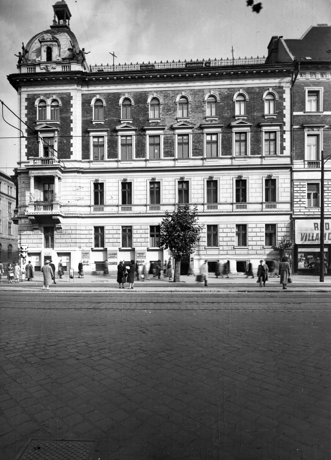 Hungary, Budapest VI., Teréz körút 49. (Lenin körút 103.), a Podmaniczky (Rudas László) utca 27. számú sarokház körúti homlokzata. A kép forrását kérjük így adja meg: Fortepan / Budapest Főváros Levéltára. Levéltári jelzet: HU_BFL_XV_19_c_11, 1958, Budapest Főváros Levéltára / Városrendezési és Építészeti Osztályának fényképei, A Fővárosi Tanács VB Városrendezési és Építészeti Osztályának, Budapest, building statue, balcony, electronics store, chandelier, railing, brick covering, Fortepan #102930