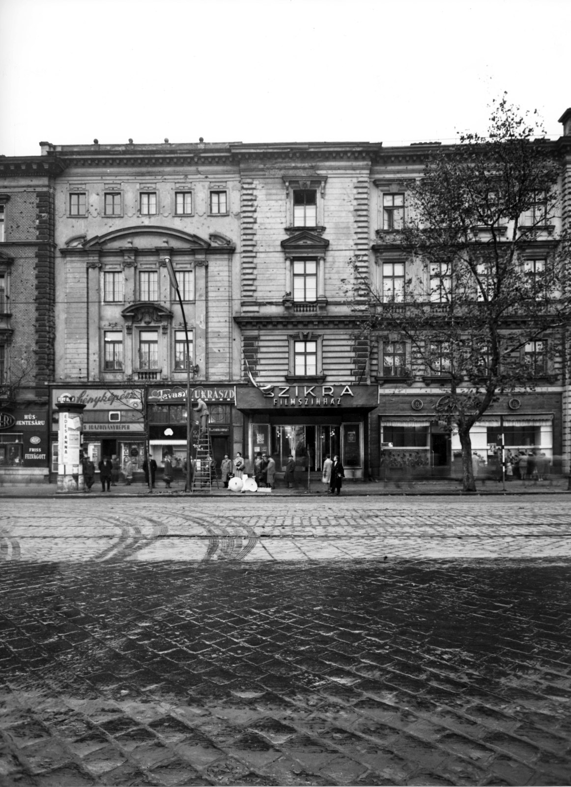 Hungary, Budapest VI., Teréz körút 62. (Lenin körút 120.), Szikra mozi. A kép forrását kérjük így adja meg: Fortepan / Budapest Főváros Levéltára. Levéltári jelzet: HU_BFL_XV_19_c_11, 1958, Budapest Főváros Levéltára / Városrendezési és Építészeti Osztályának fényképei, A Fővárosi Tanács VB Városrendezési és Építészeti Osztályának, movie theater, Budapest, ashlar, shoe store, ad pillar, street lamp, gaping, ladder, electrician, bullet hole, pastry shop, photographer, Fortepan #102931