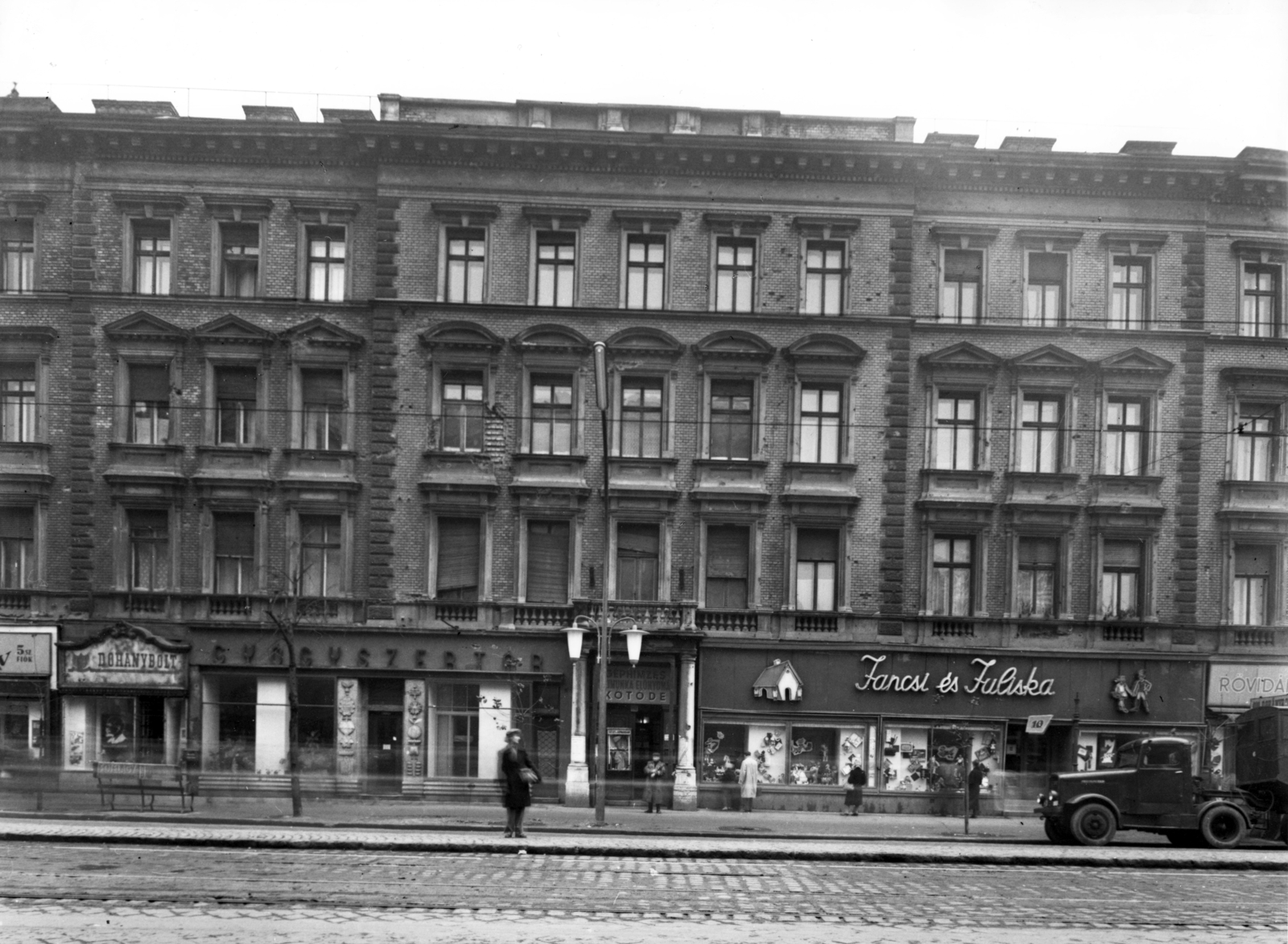 Hungary, Budapest VI., Teréz körút 58. (Lenin körút 116.). Jancsi és Juliska játékbolt. A kép forrását kérjük így adja meg: Fortepan / Budapest Főváros Levéltára. Levéltári jelzet: HU_BFL_XV_19_c_11, 1957, Budapest Főváros Levéltára / Városrendezési és Építészeti Osztályának fényképei, A Fővárosi Tanács VB Városrendezési és Építészeti Osztályának, pharmacy, tobacco shop, knitting, neon sign, Budapest, Fortepan #102933