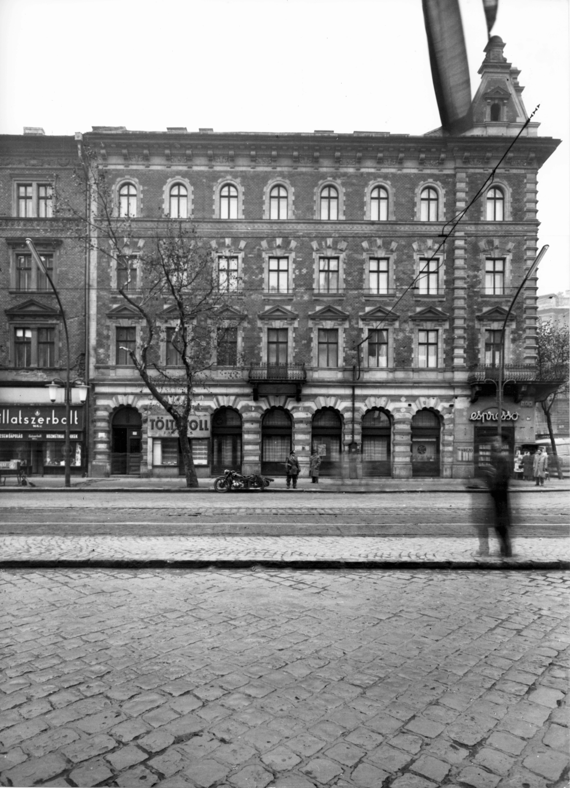 Hungary, Budapest VI., Teréz körút 54. (Lenin körút 112.), jobbra a Podmaniczky (Rudas László) utca. A kép forrását kérjük így adja meg: Fortepan / Budapest Főváros Levéltára. Levéltári jelzet: HU_BFL_XV_19_c_11, 1958, Budapest Főváros Levéltára / Városrendezési és Építészeti Osztályának fényképei, A Fővárosi Tanács VB Városrendezési és Építészeti Osztályának, Budapest, motorcycle, espresso, perfume store, fountain pen shop, cop, fountain pen, tenement house, Fortepan #102934