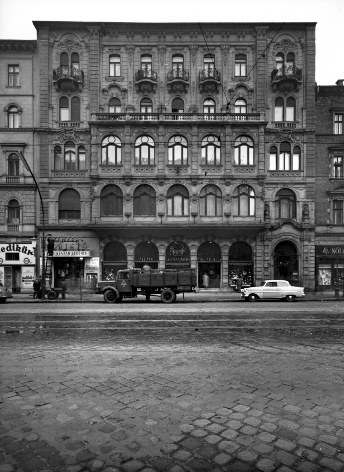 Hungary, Budapest VI., Teréz körút 48. (Lenin körút 106.), Kamara Varieté (később Játékszín). A kép forrását kérjük így adja meg: Fortepan / Budapest Főváros Levéltára. Levéltári jelzet: HU_BFL_XV_19_c_11, 1958, Budapest Főváros Levéltára / Városrendezési és Építészeti Osztályának fényképei, A Fővárosi Tanács VB Városrendezési és Építészeti Osztályának, Budapest, architectural ornament, commercial vehicle, balcony, stucco, Csemege enterprise, window, pedicure, Fortepan #102937