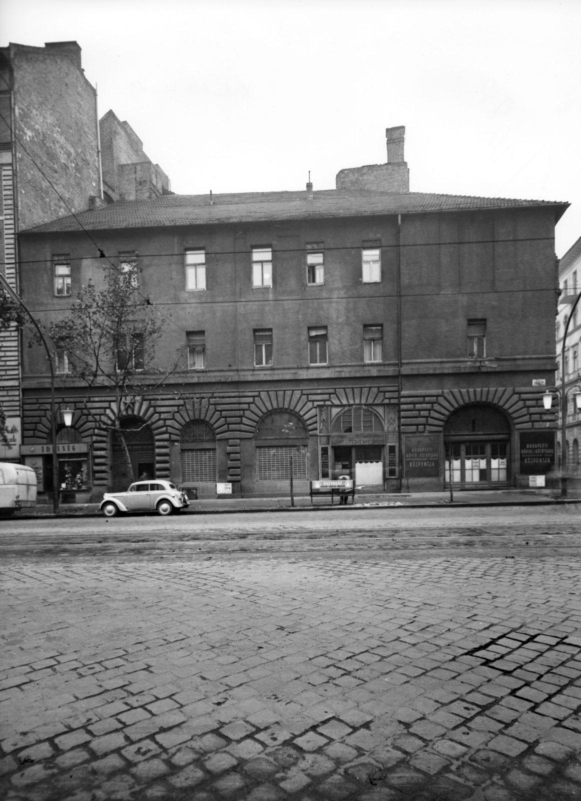 Magyarország, Budapest VI., Teréz körút 42-44. (Lenin körút 100-102.). A kép forrását kérjük így adja meg: Fortepan / Budapest Főváros Levéltára. Levéltári jelzet: HU_BFL_XV_19_c_11, 1958, Budapest Főváros Levéltára / Városrendezési és Építészeti Osztályának fényképei, A Fővárosi Tanács VB Városrendezési és Építészeti Osztályának, Budapest, kváderkő, kötöttáru, Édességbolt, Fortepan #102938