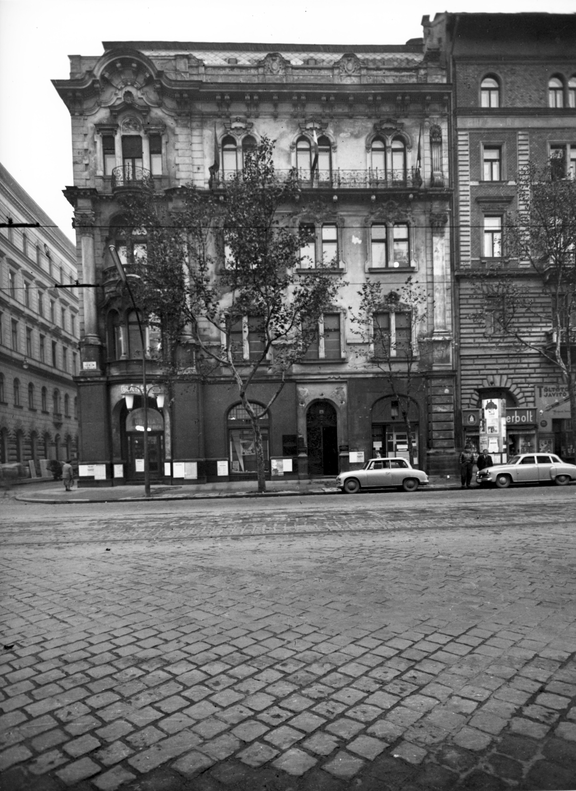 Hungary, Budapest VI., Teréz körút 38. (Lenin körút 96.), balra a Dessewffy utca. A kép forrását kérjük így adja meg: Fortepan / Budapest Főváros Levéltára. Levéltári jelzet: HU_BFL_XV_19_c_11, 1958, Budapest Főváros Levéltára / Városrendezési és Építészeti Osztályának fényképei, A Fővárosi Tanács VB Városrendezési és Építészeti Osztályának, automobile, Budapest, architectural ornament, cornerhouse, balcony, Fortepan #102940