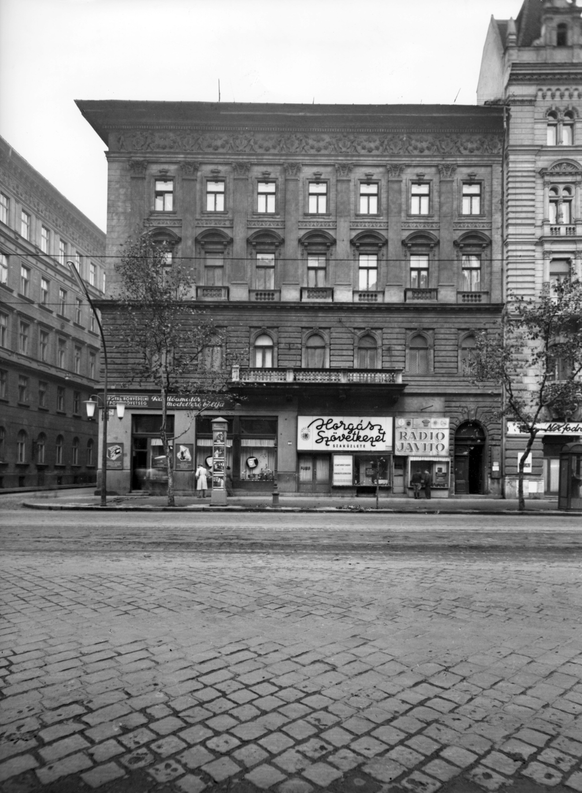 Hungary, Budapest VI., Teréz körút 34. (Lenin körút 92.), balra a Zichy Jenő utca. A kép forrását kérjük így adja meg: Fortepan / Budapest Főváros Levéltára. Levéltári jelzet: HU_BFL_XV_19_c_11, 1958, Budapest Főváros Levéltára / Városrendezési és Építészeti Osztályának fényképei, A Fővárosi Tanács VB Városrendezési és Építészeti Osztályának, Budapest, radio repair, fishing, radio shop, Fortepan #102941