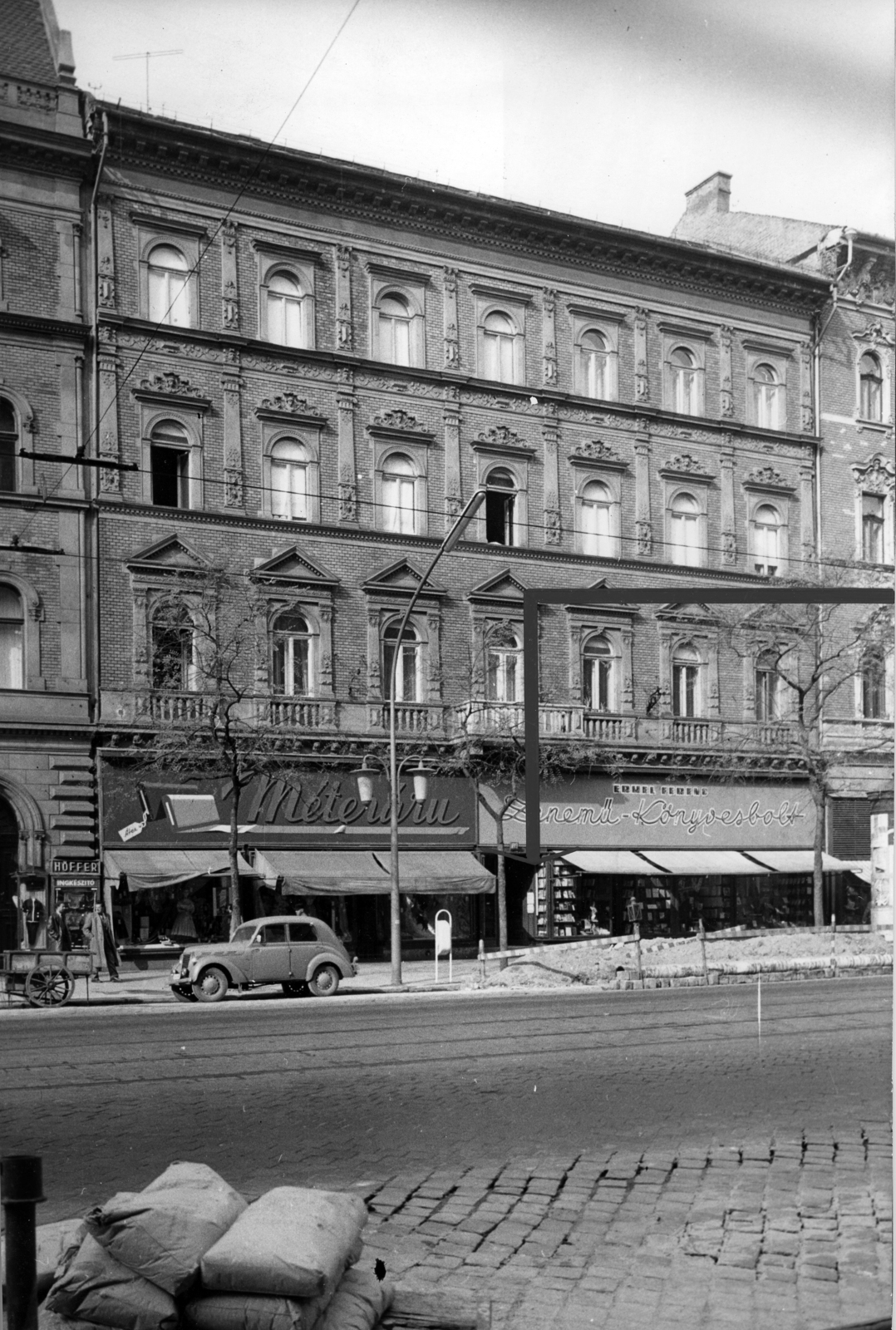 Hungary, Budapest VII., Erzsébet (Lenin) körút 52. A kép forrását kérjük így adja meg: Fortepan / Budapest Főváros Levéltára. Levéltári jelzet: HU_BFL_XV_19_c_11, 1960, Budapest Főváros Levéltára / Városrendezési és Építészeti Osztályának fényképei, A Fővárosi Tanács VB Városrendezési és Építészeti Osztályának, Budapest, street repair, architectural ornament, book store, Fortepan #102946